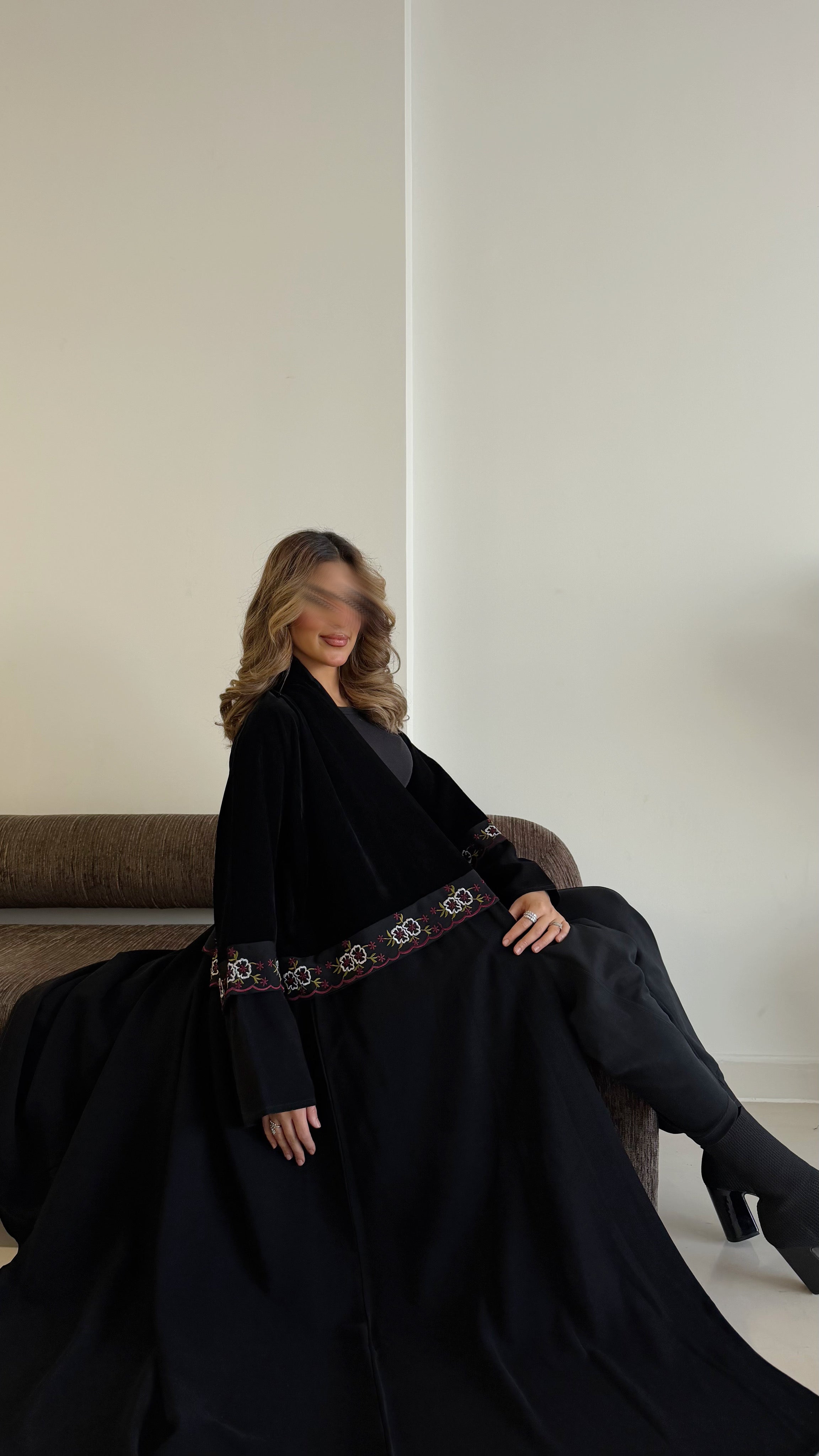 MW1779 - عباية مخمل من تحت قماش كريب الرياض كلفه تطريز كمبيوتر - Aya