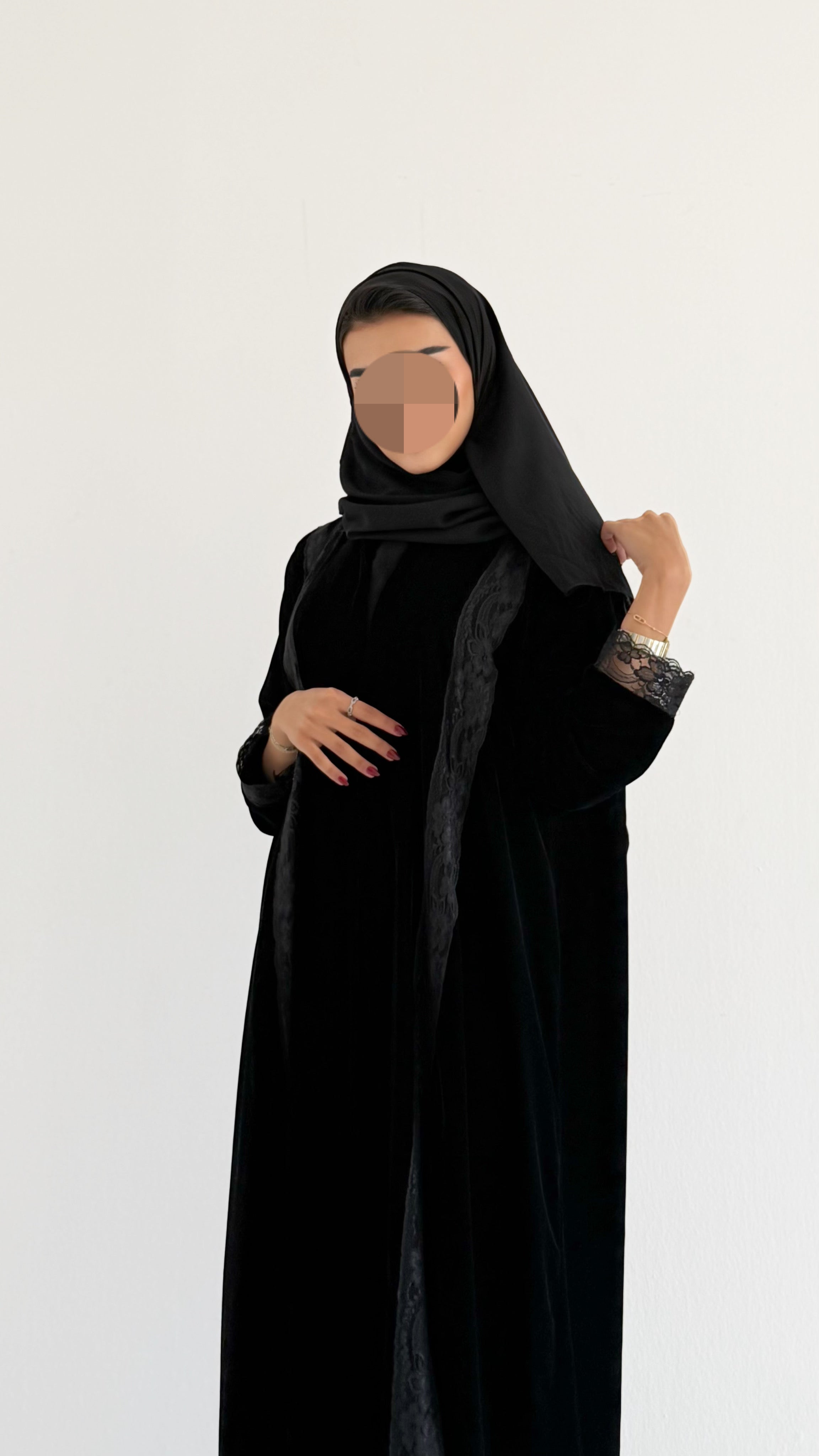 MWE910 - عباية مخمل مع اطراف دانتيل - Aya