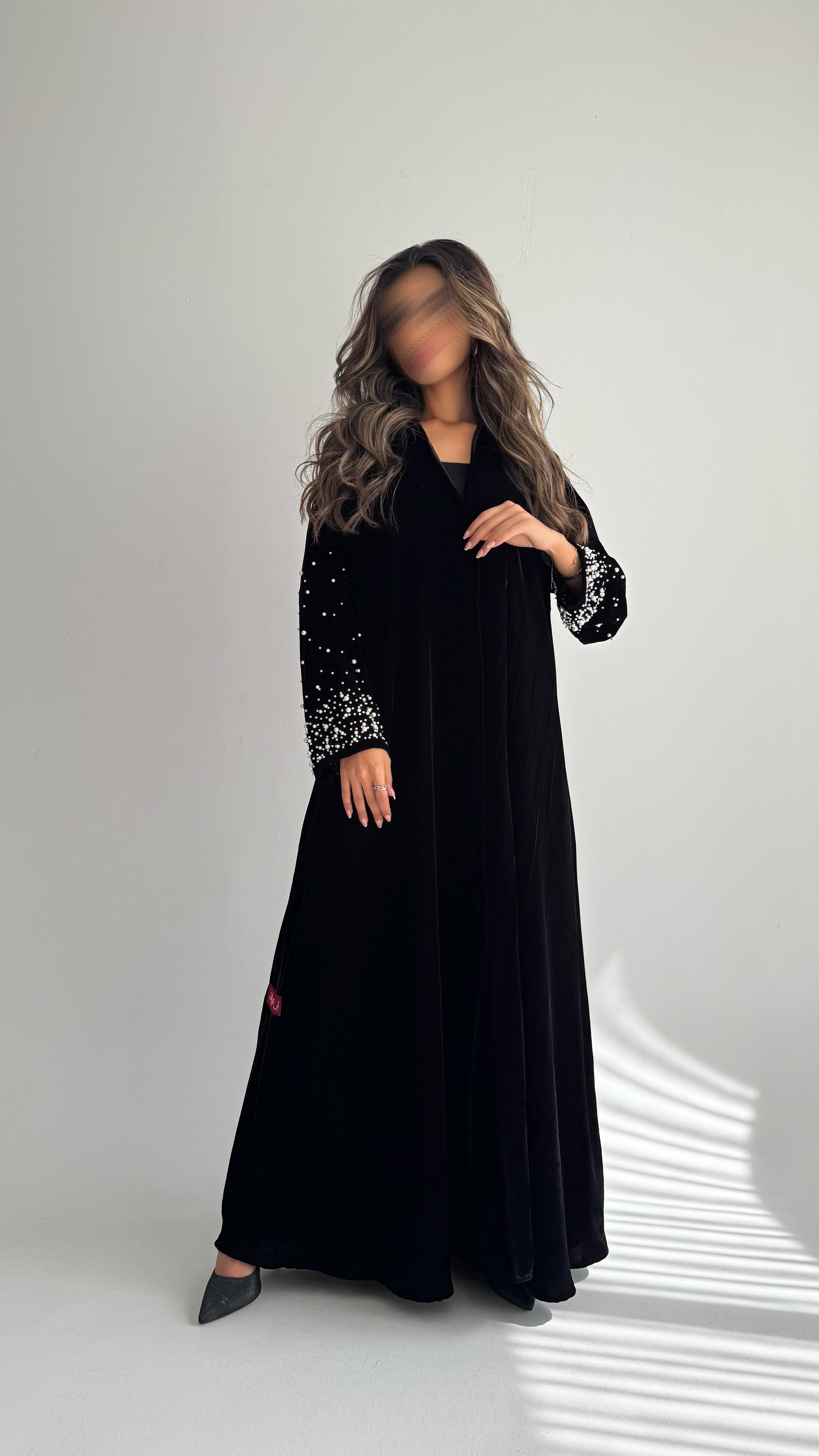 MWT698 - عباية مخمل مع لؤلؤ بالاكمام