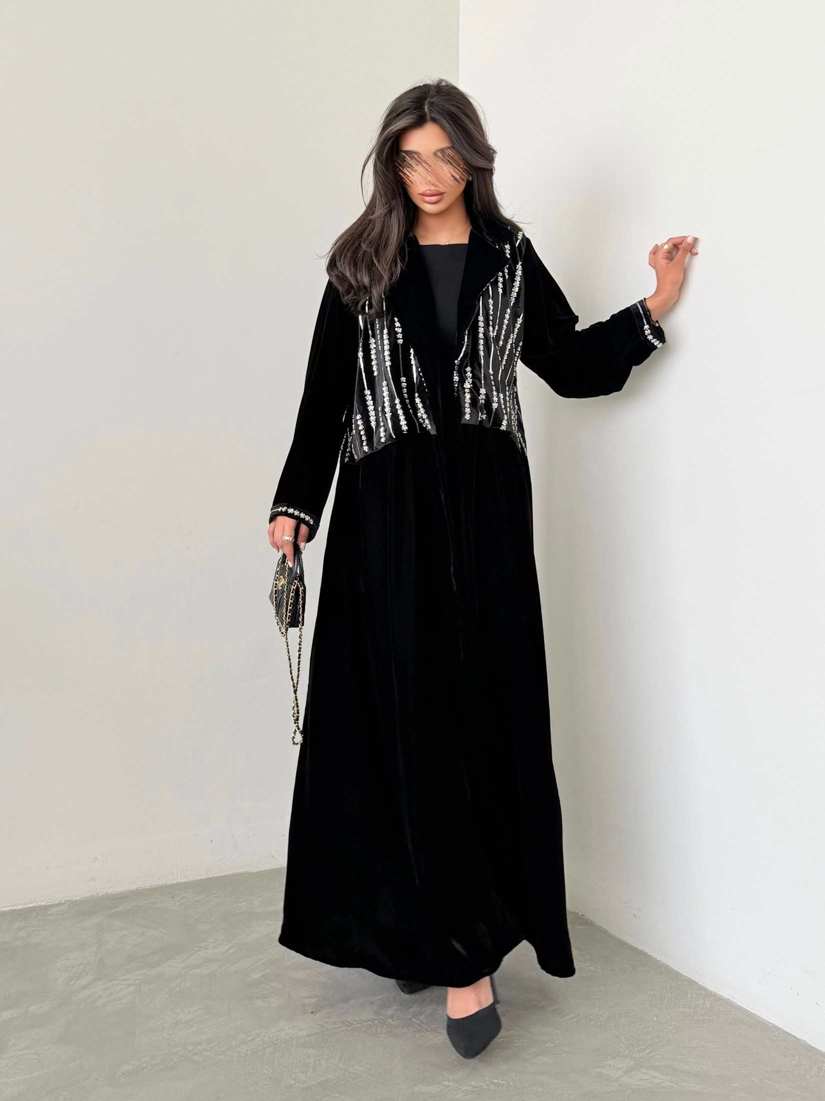 MWT984 - عباية مخمل مع تدخيلة مخمل لمعة من الامام - Aya