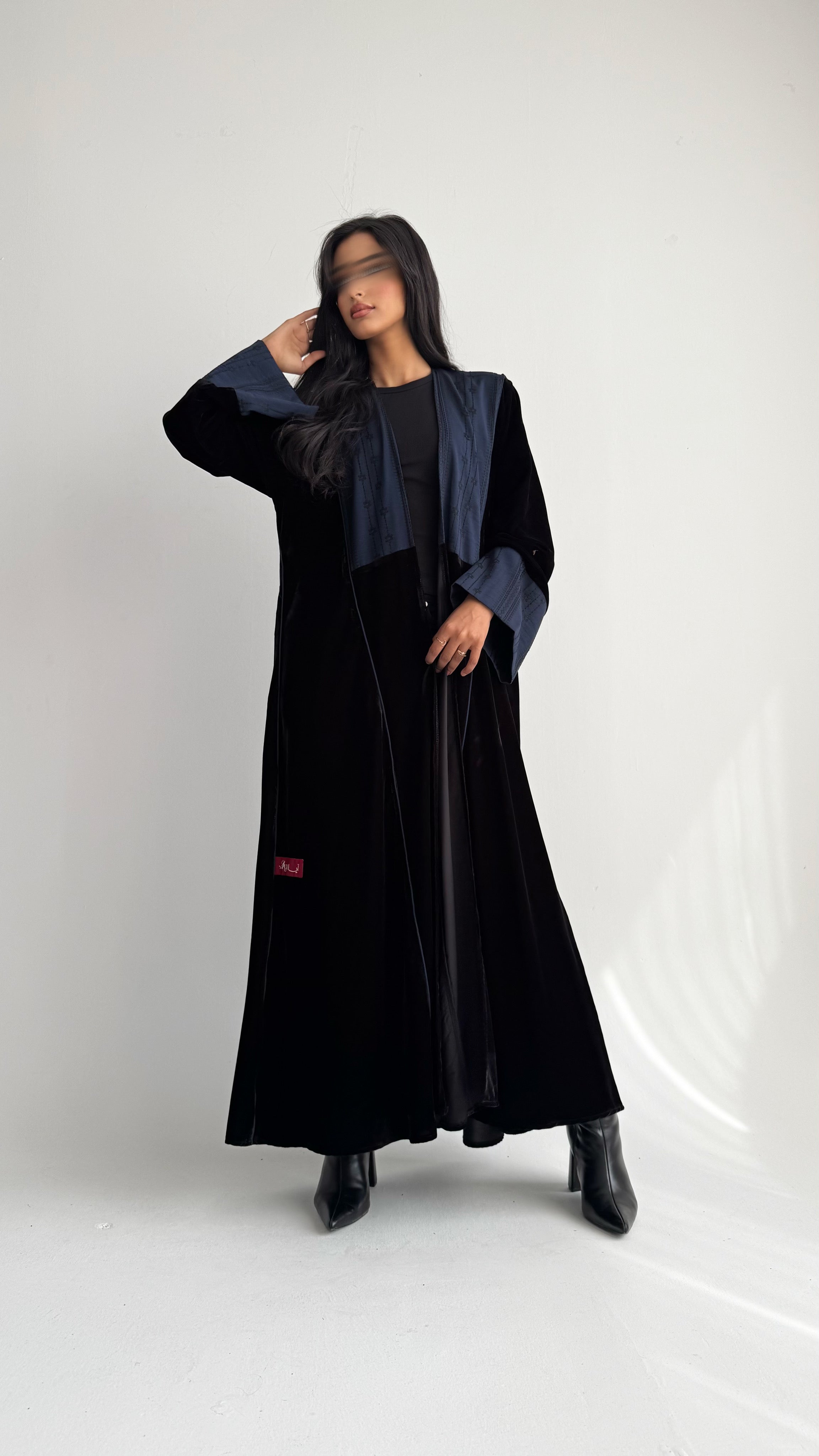 MW1840 - عباية مخمل مع اضافة تدخيلة الجاكار المطرز ليمنحك اطلالة راقية وعصرية - Aya