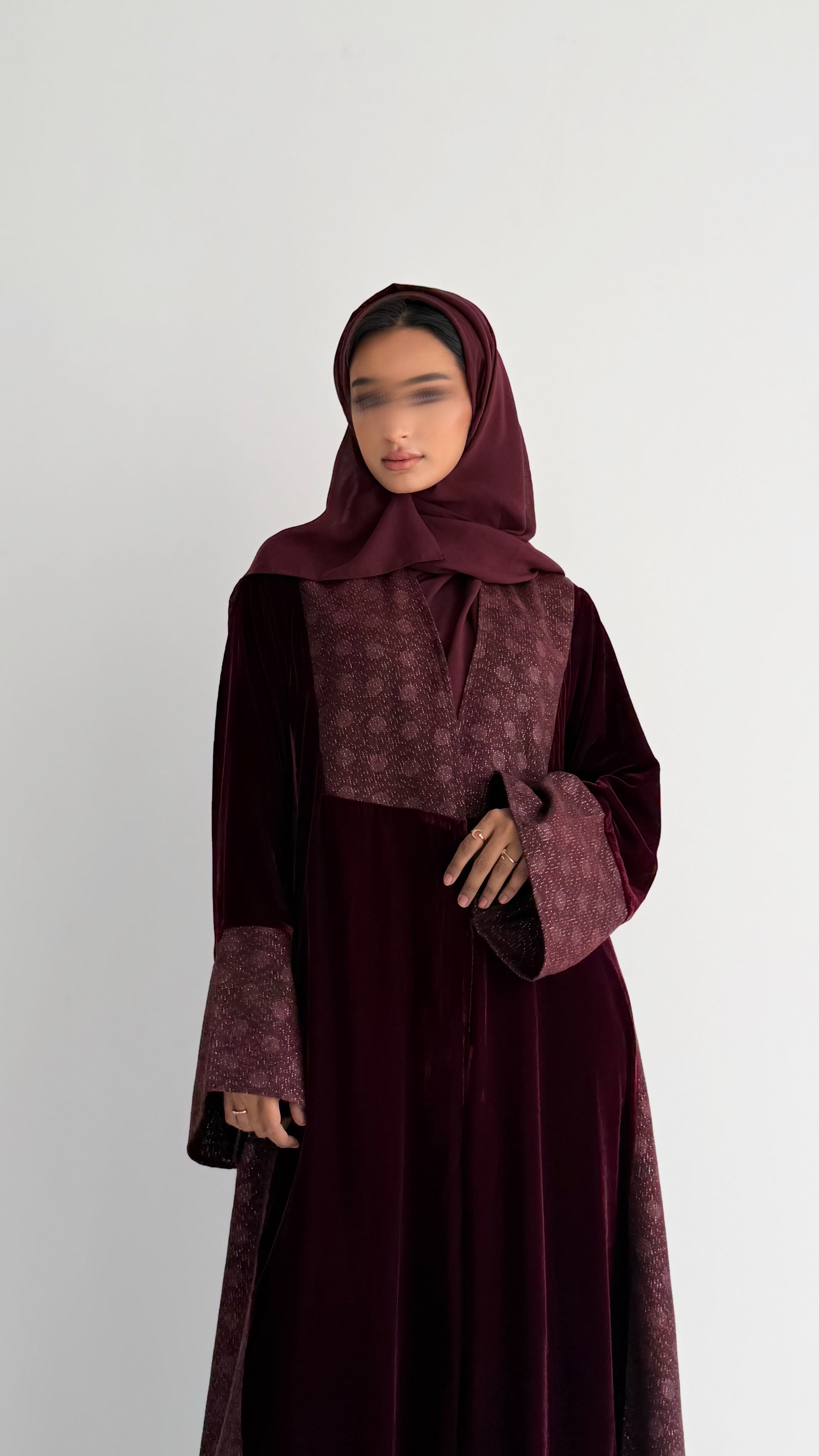 MWT819 - عباية مخمل بتدخيلة لامعة راقية|Elegant Shimmer Velvet Abaya - Aya