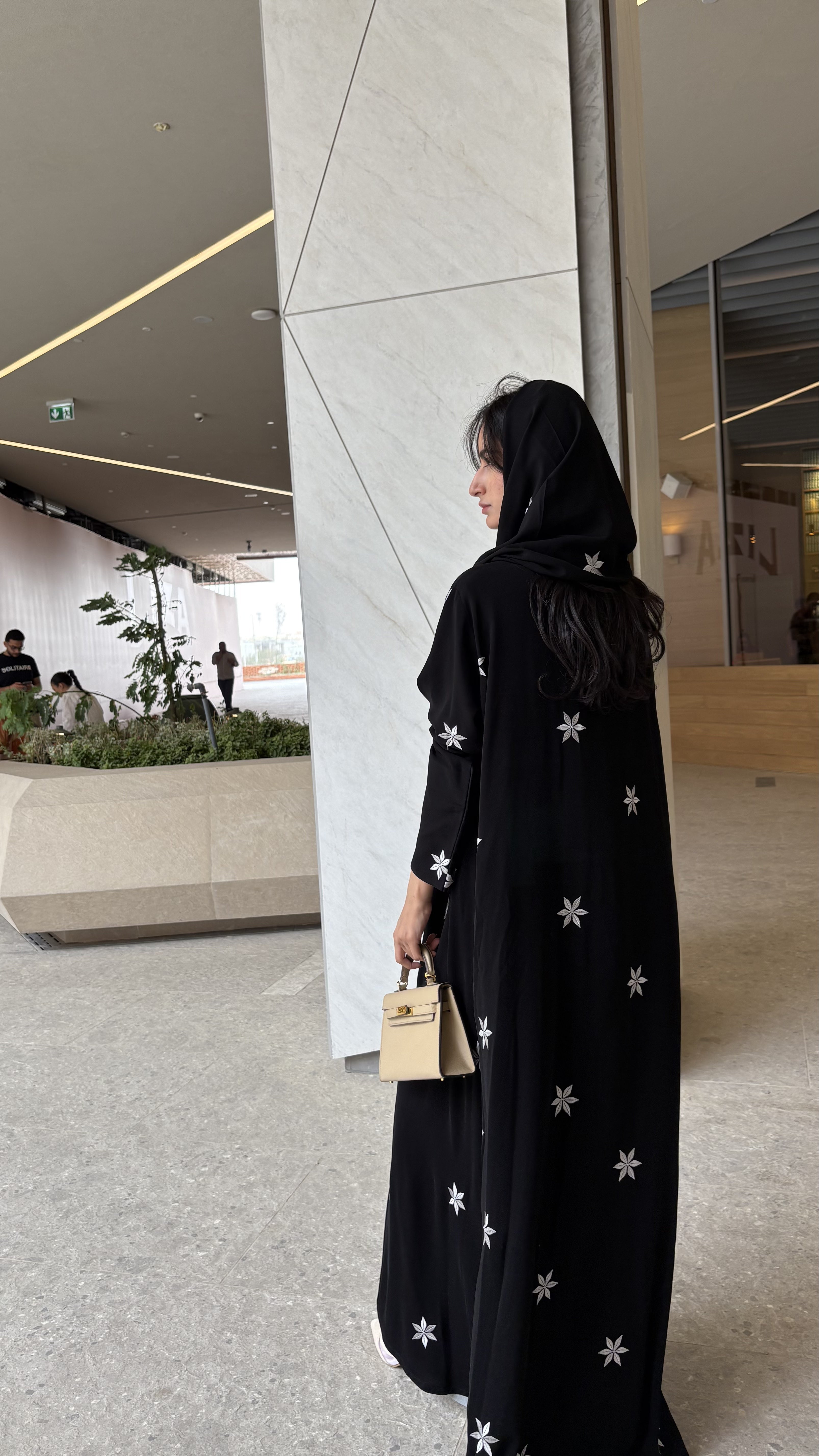 MW1268 - عباية سوداء بتطريز ورود أبيض في العباية والطرحة - Aya