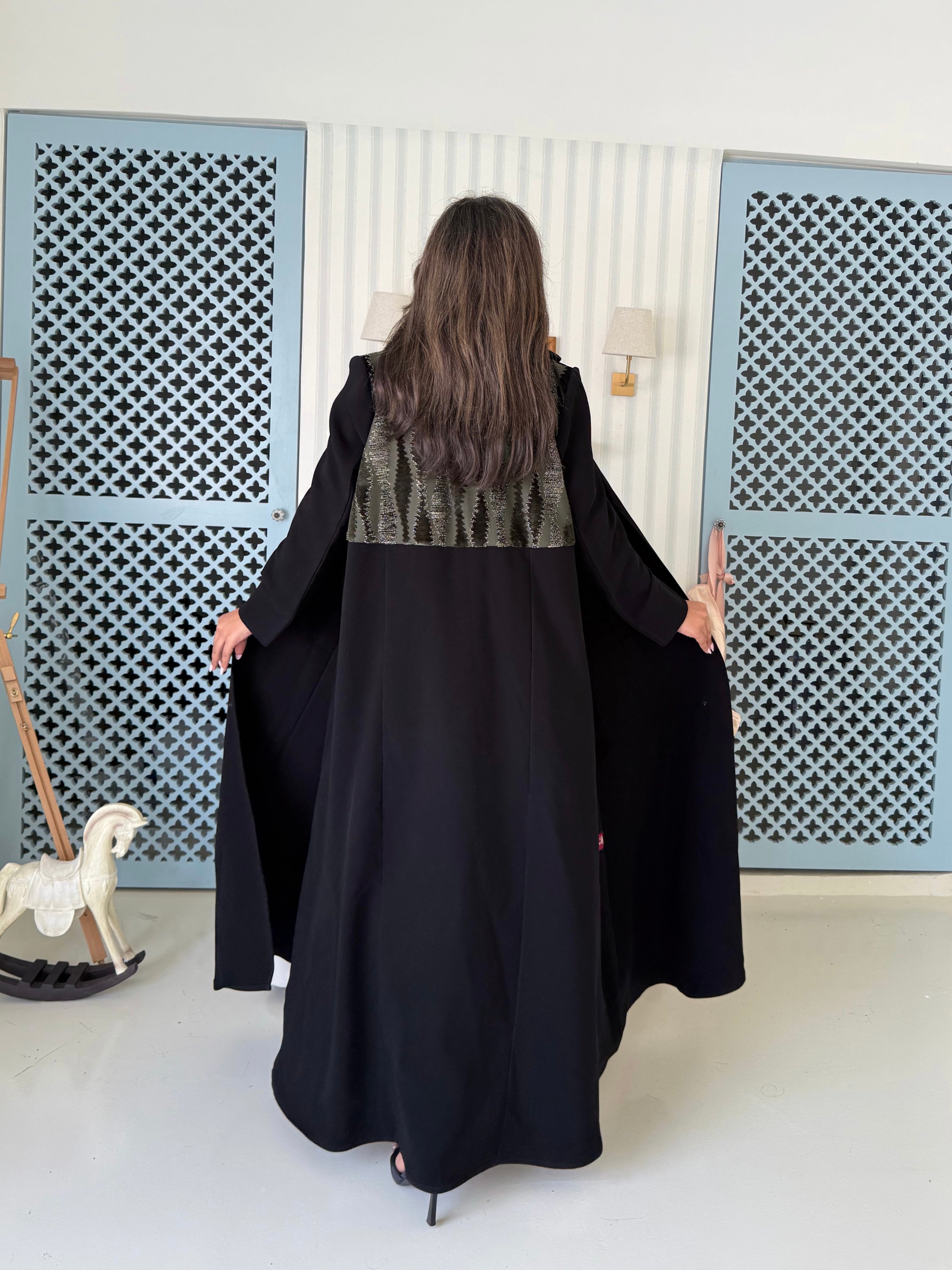 MW645 - Light Crepe Standing with Jacquard Half-Cloche