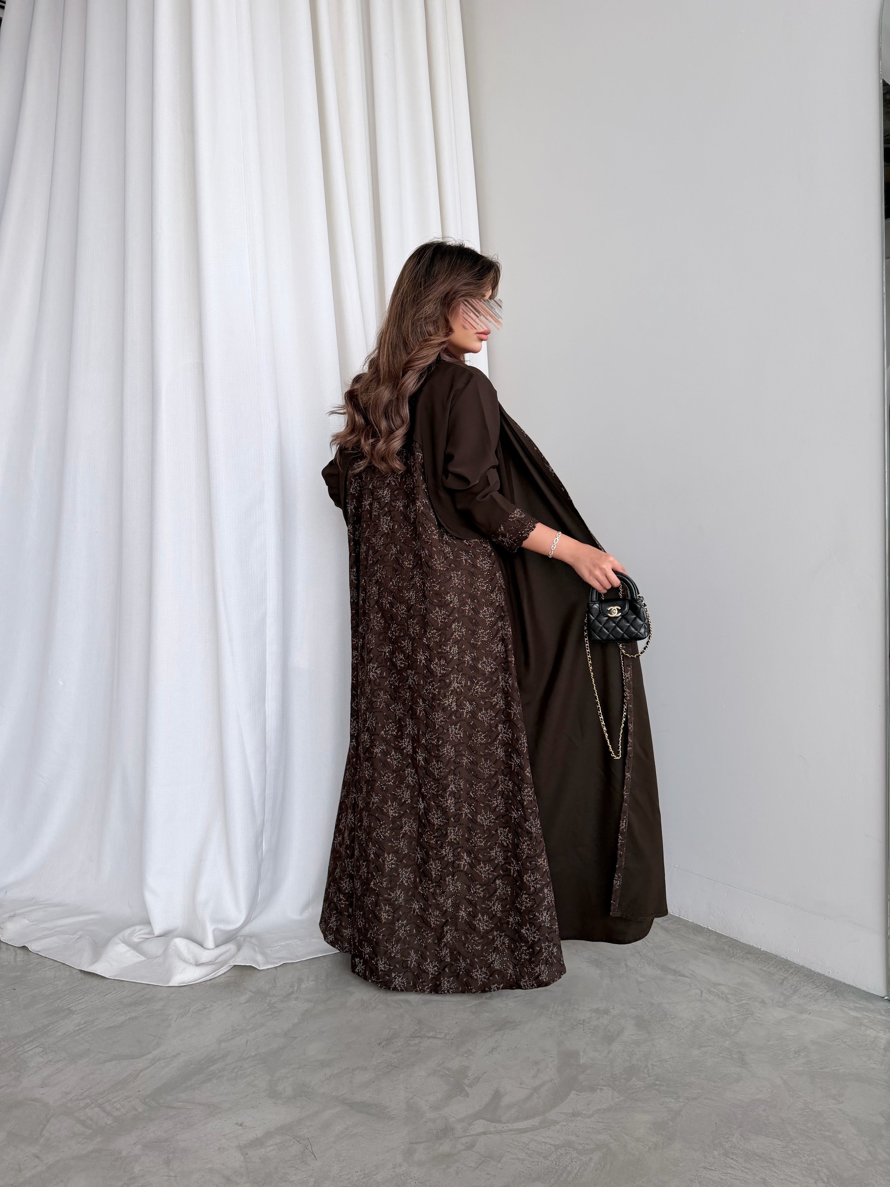 MWT783 - عباية بنية مع ركامة بنية موردة - Aya