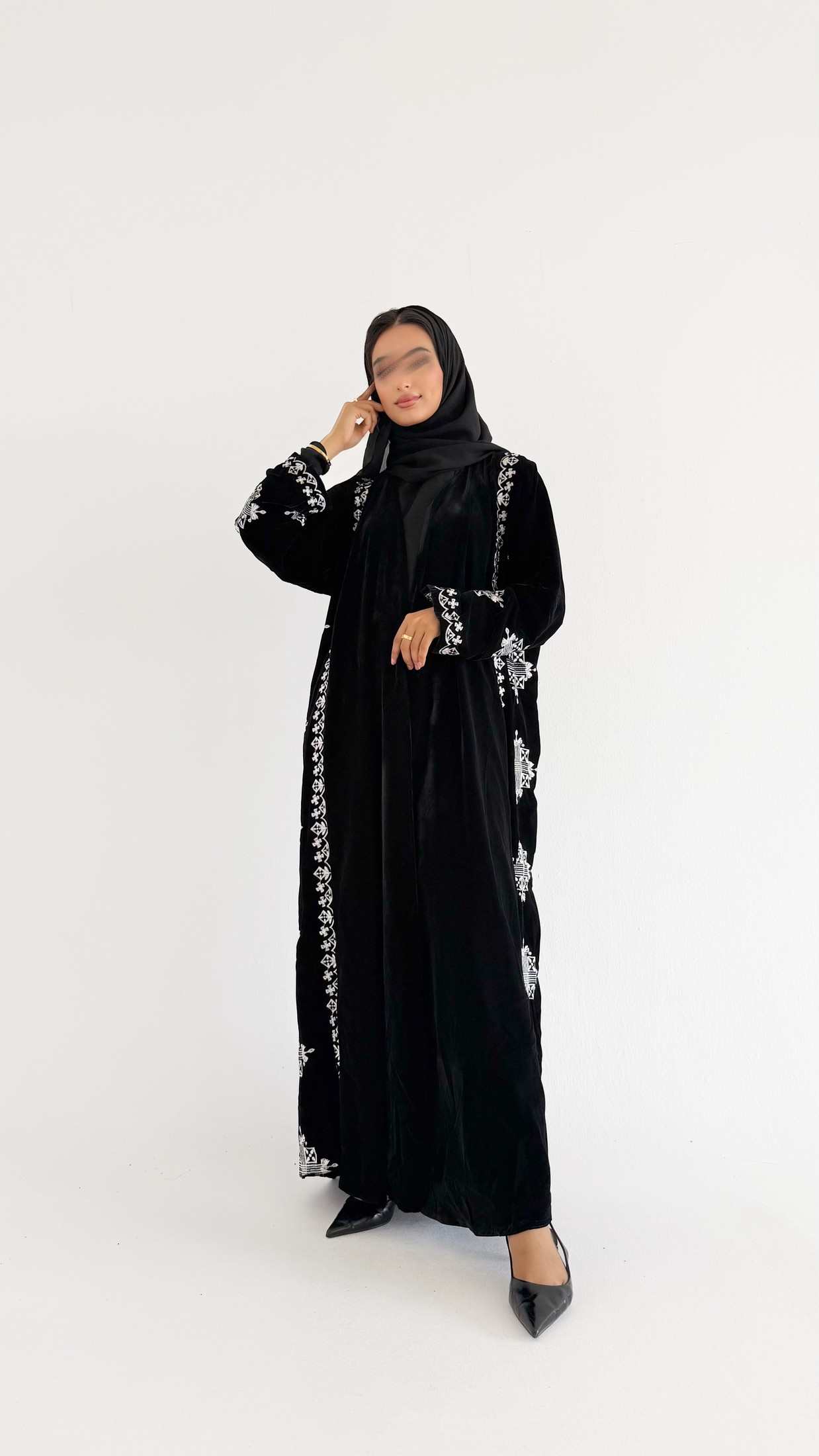 MW1782 - عباية مخمل تطريز كمبيوتر - Aya