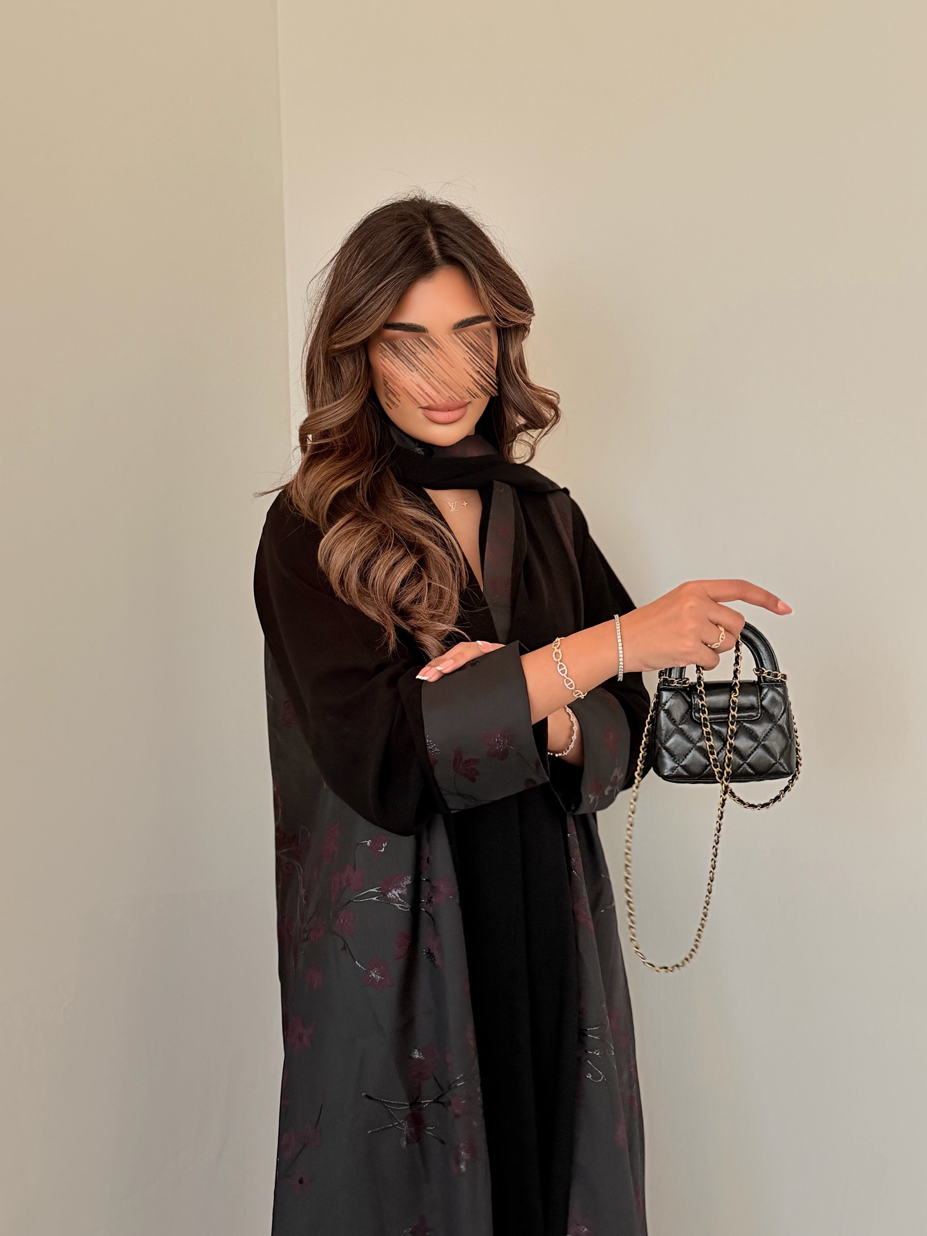 MWT5039 - قماش اسود كريب مع قماش تفته ورد بقصة كلوش - Aya