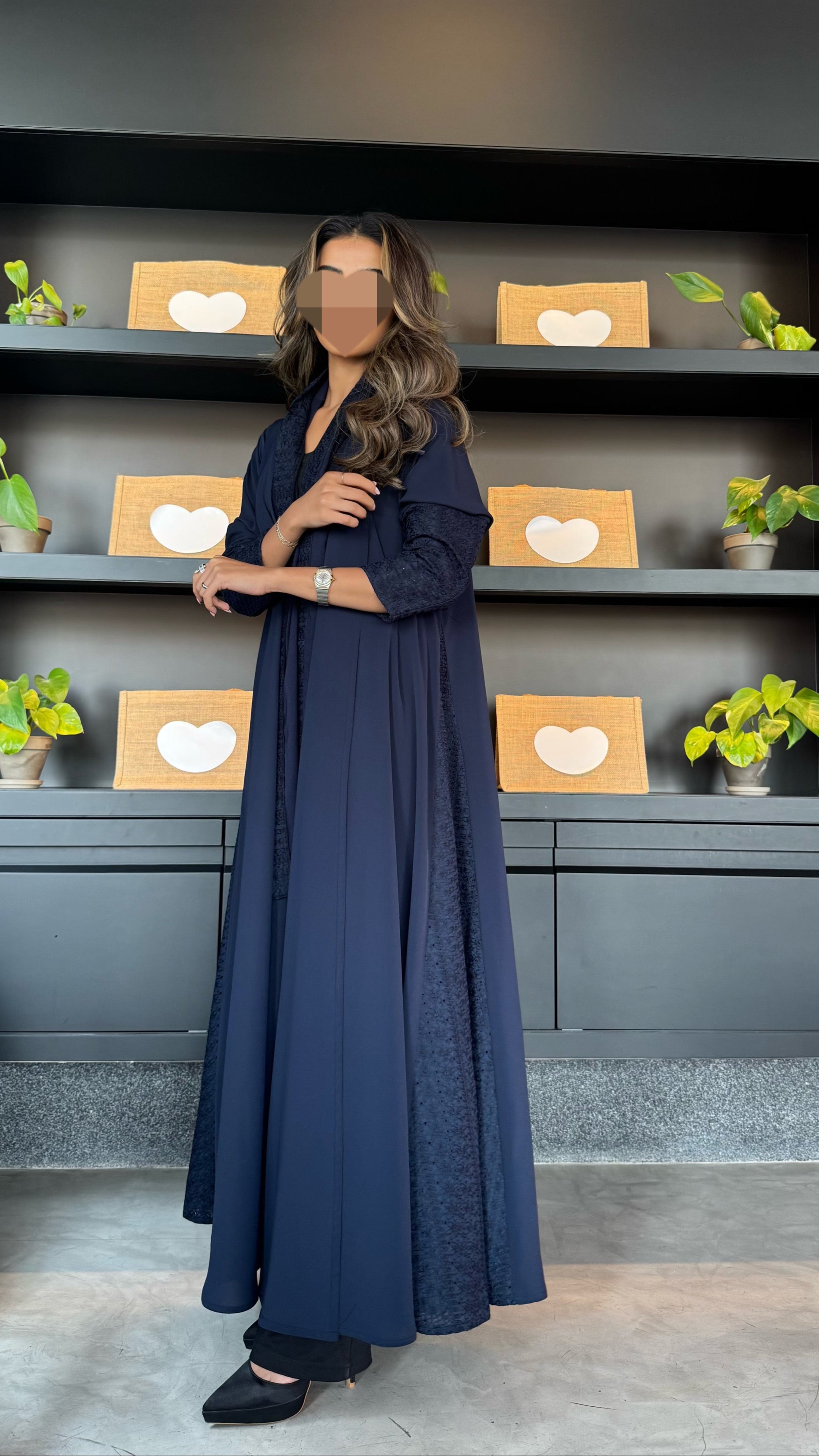 MWT405 - عباية كريب كحلي مع تدخليه روكامه كحلية - Aya