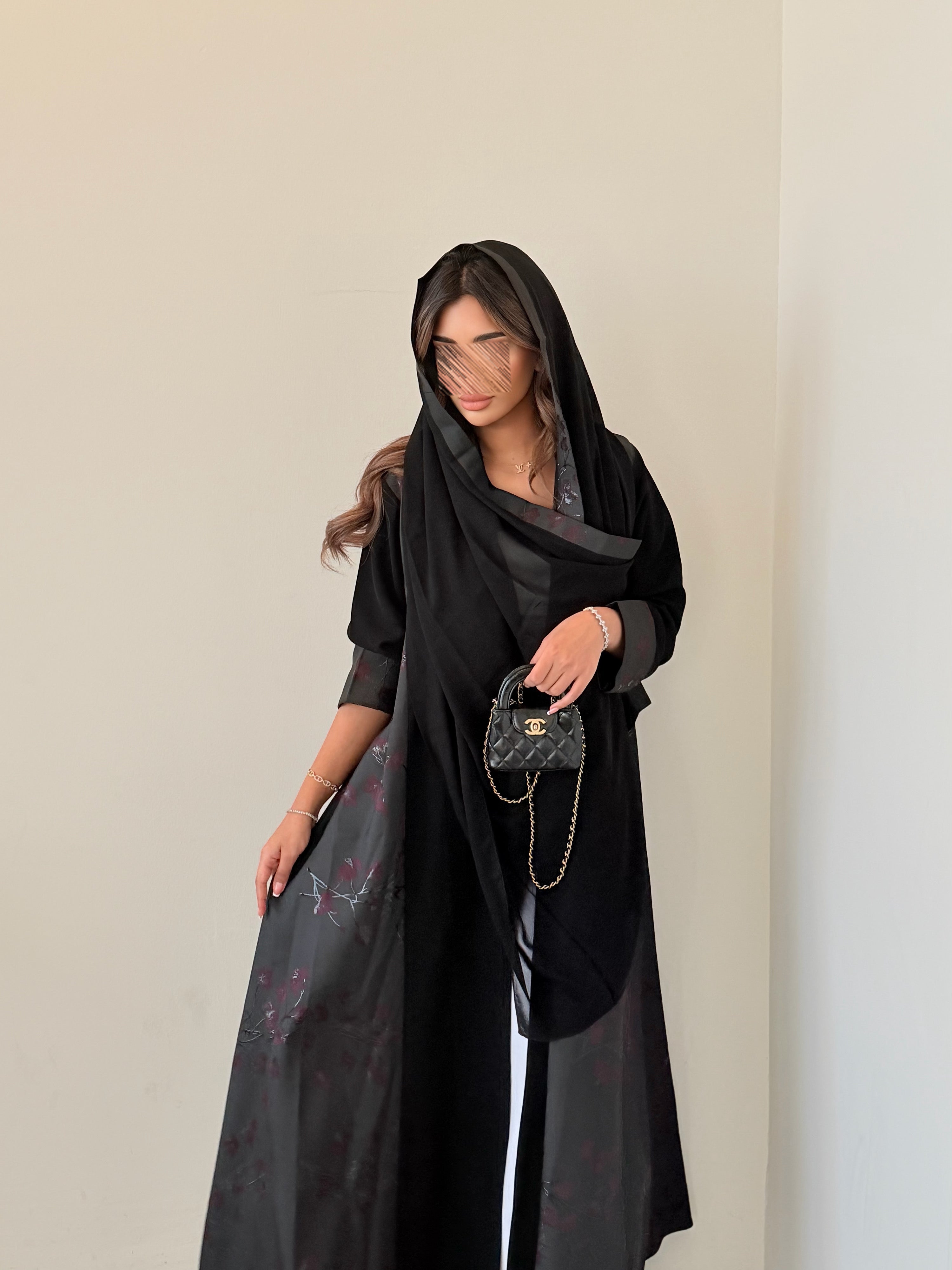 MWT5039 - قماش اسود كريب مع قماش تفته ورد بقصة كلوش - Aya