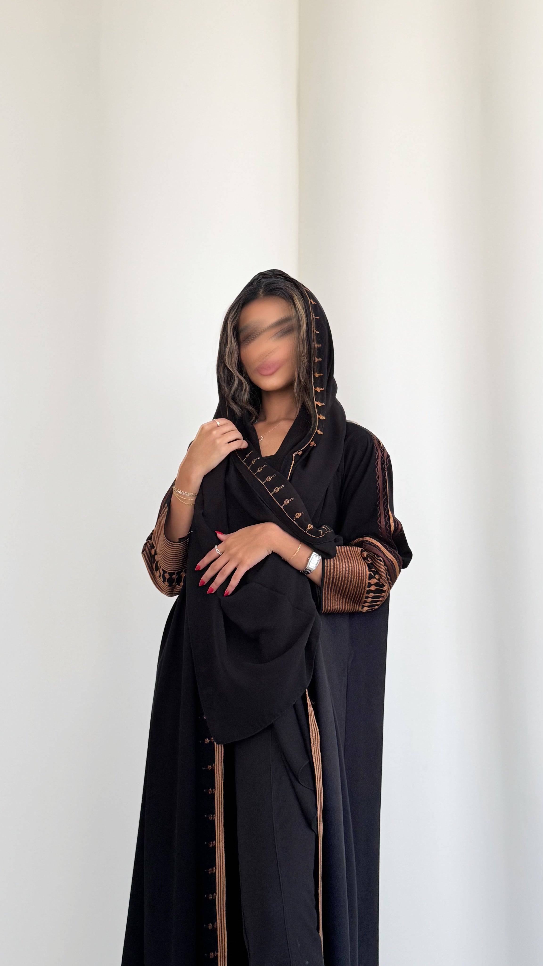 MWT491 - عباية اليوم الوطني اسود بتطريز ذهبي