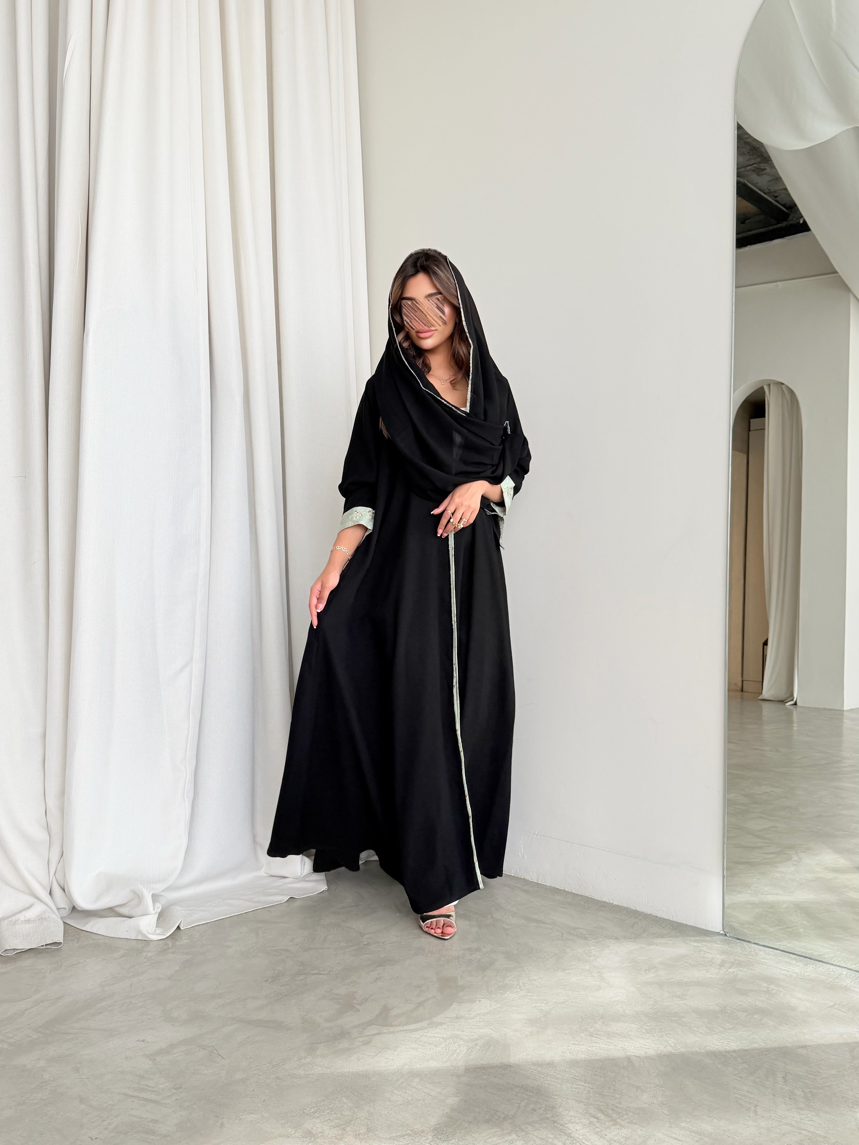 MWT795 - عباية كريب اسود مع تدخيله قماش لنن هندي - Aya