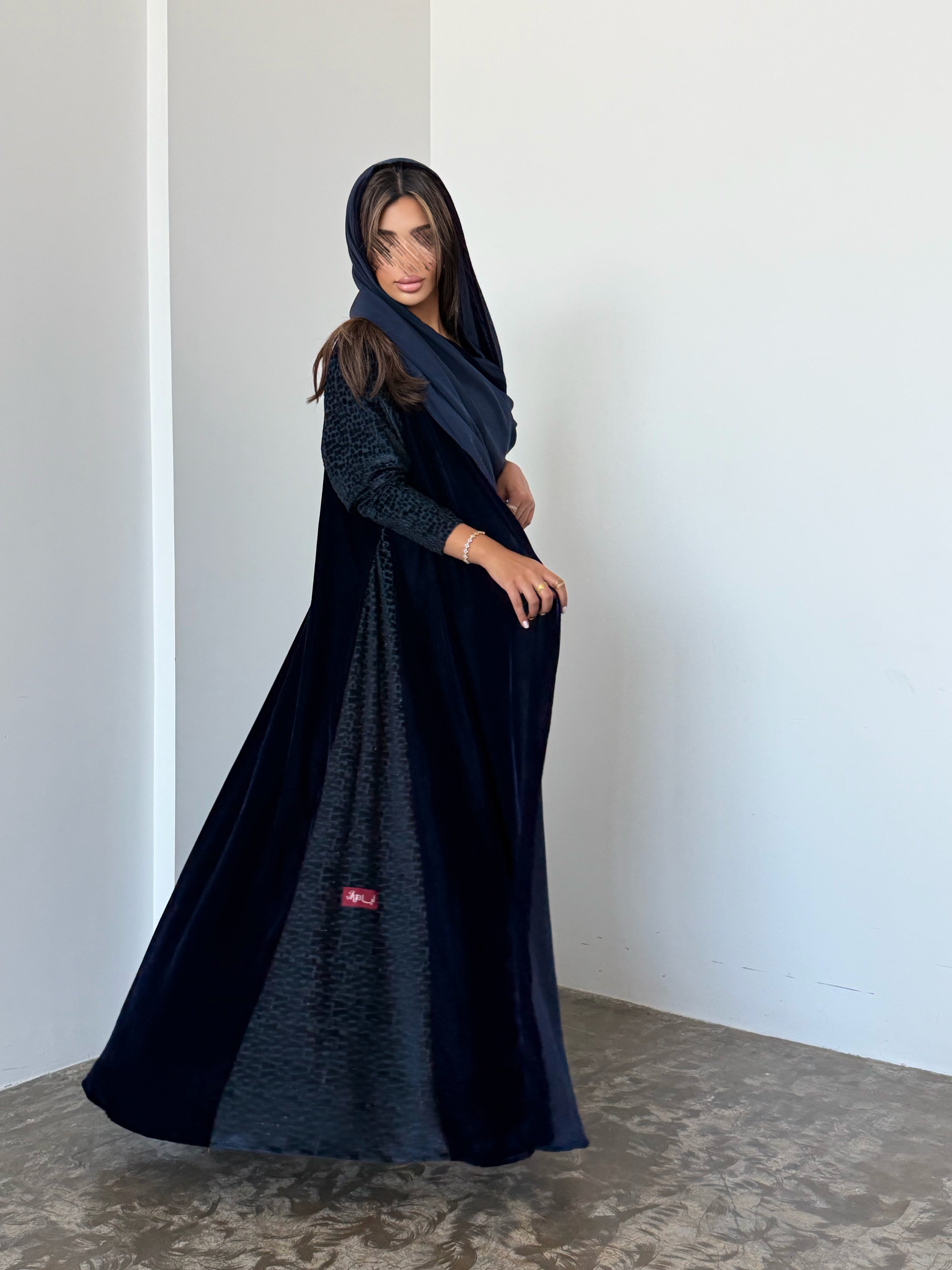 MWT954 - عباية مخمل مع تدخيلة لمعه بالاكمام والجوانب