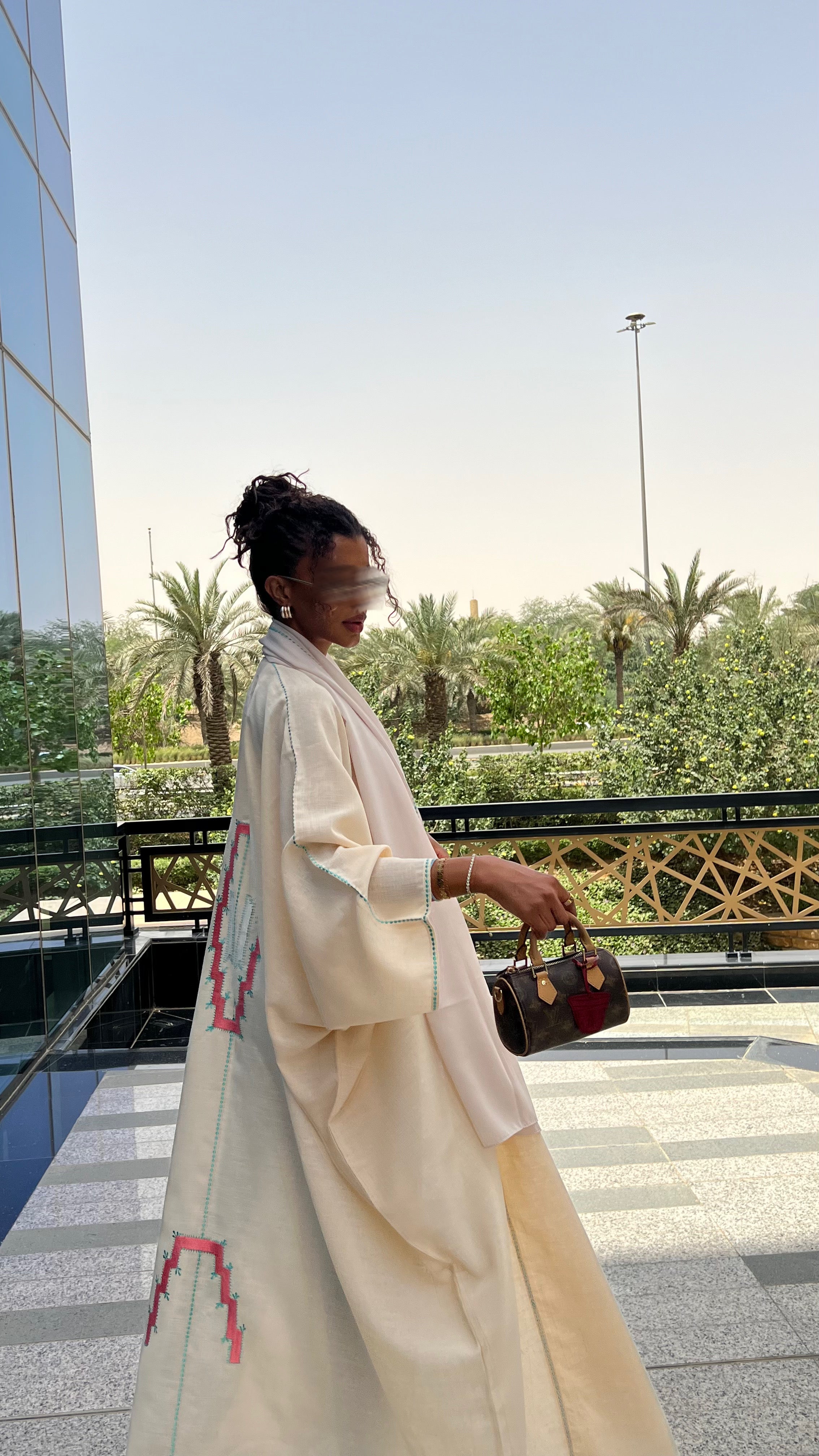 MW1350 - عباية فراشة بلون البيج مطرزة من الخلف وعلى الأطراف - Aya