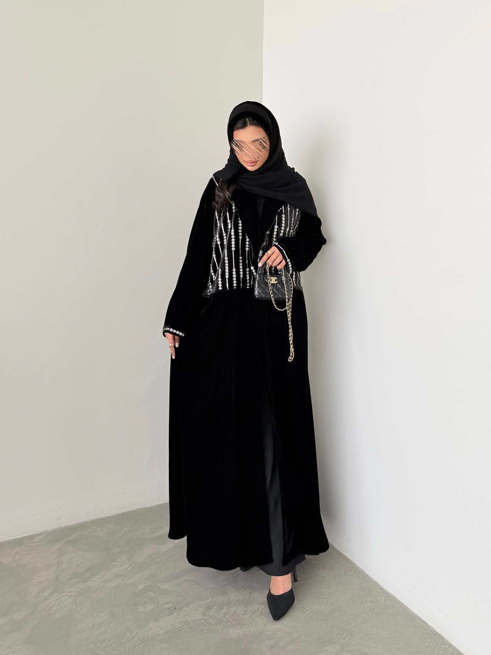 MWT984 - عباية مخمل مع تدخيلة مخمل لمعة من الامام - Aya