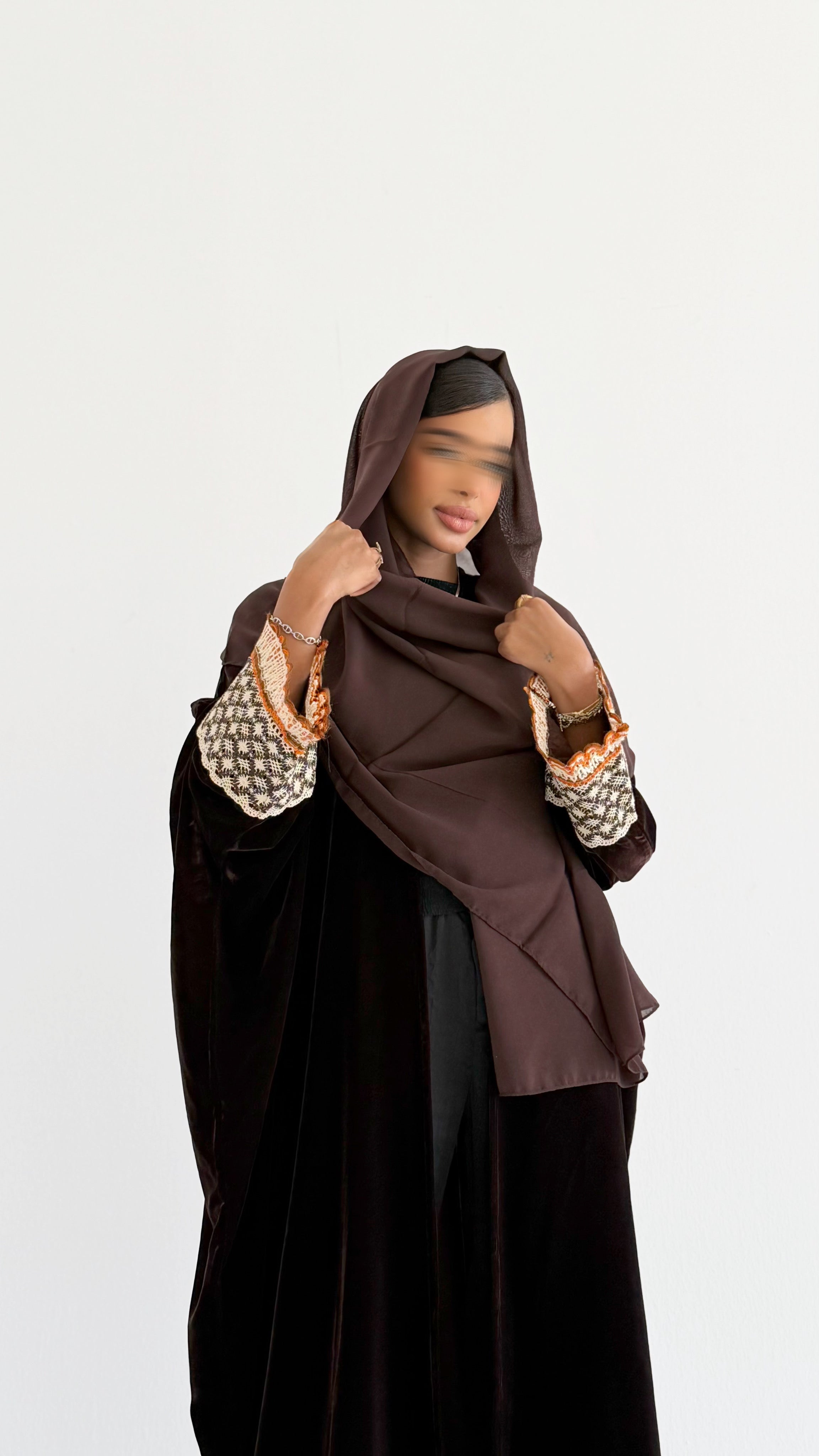 MW2003 -عباية مخمل اس اس مع اضافة الكورشية بالاكمام