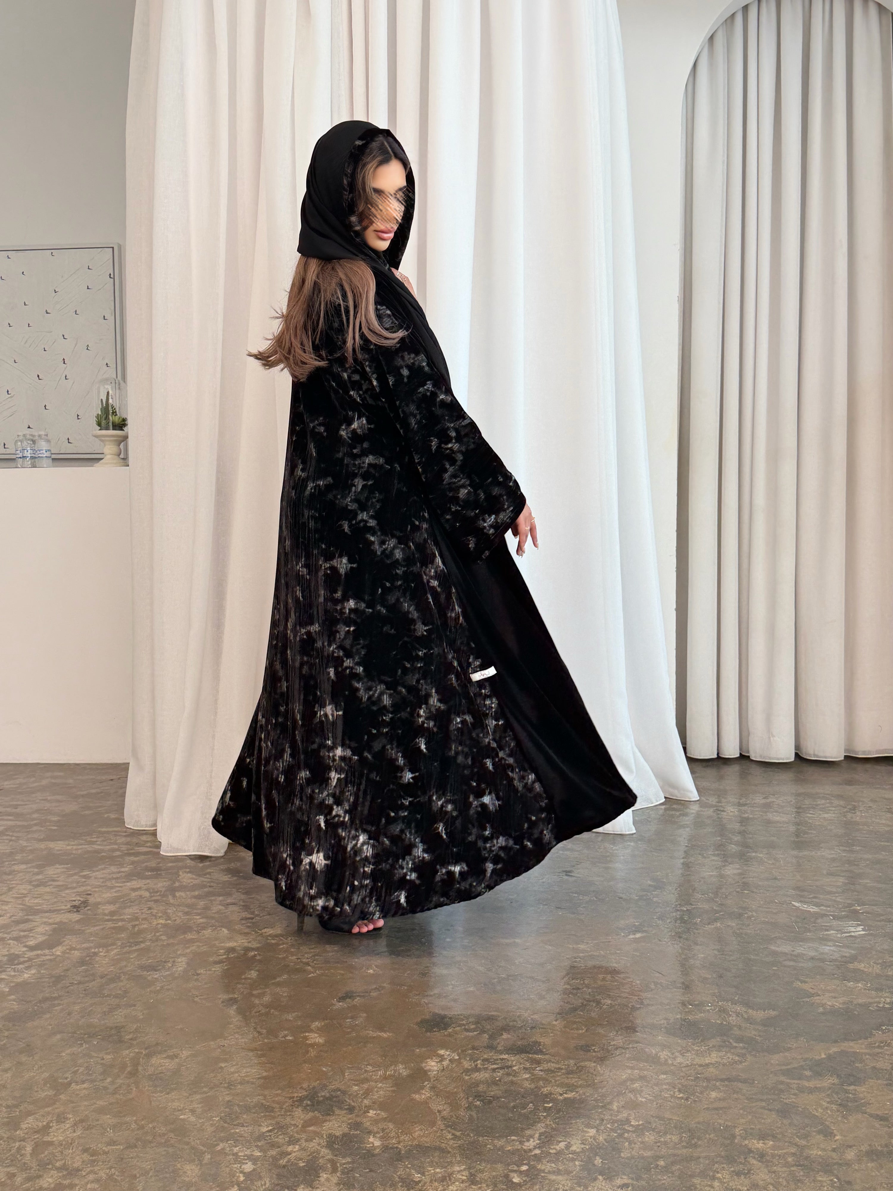 MWT998 - عبايةمخمل اسود سادة مع طباعة كلوش - Aya
