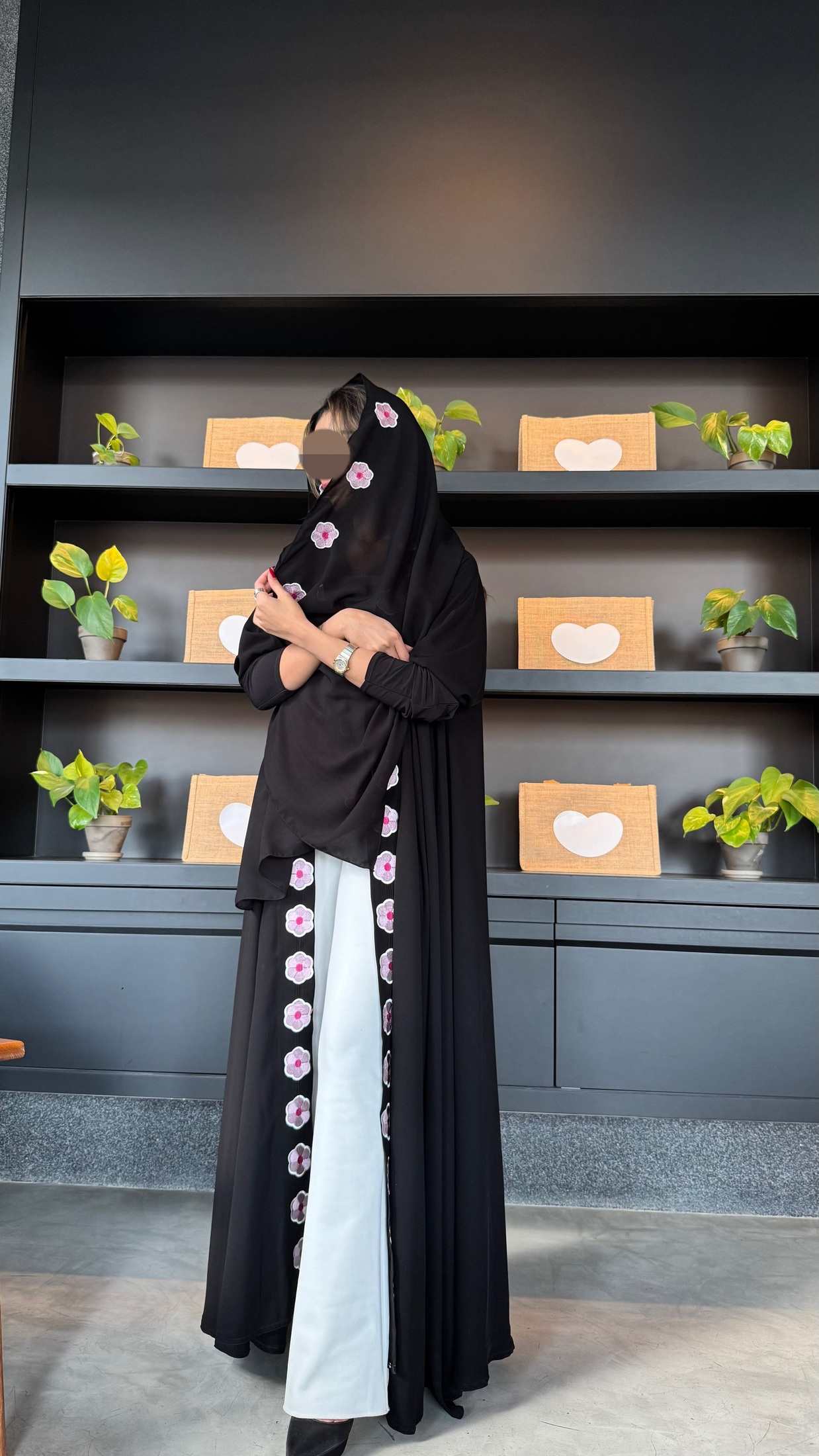 MW1536 - عباية سوداء بورود | Flowery Black - Aya