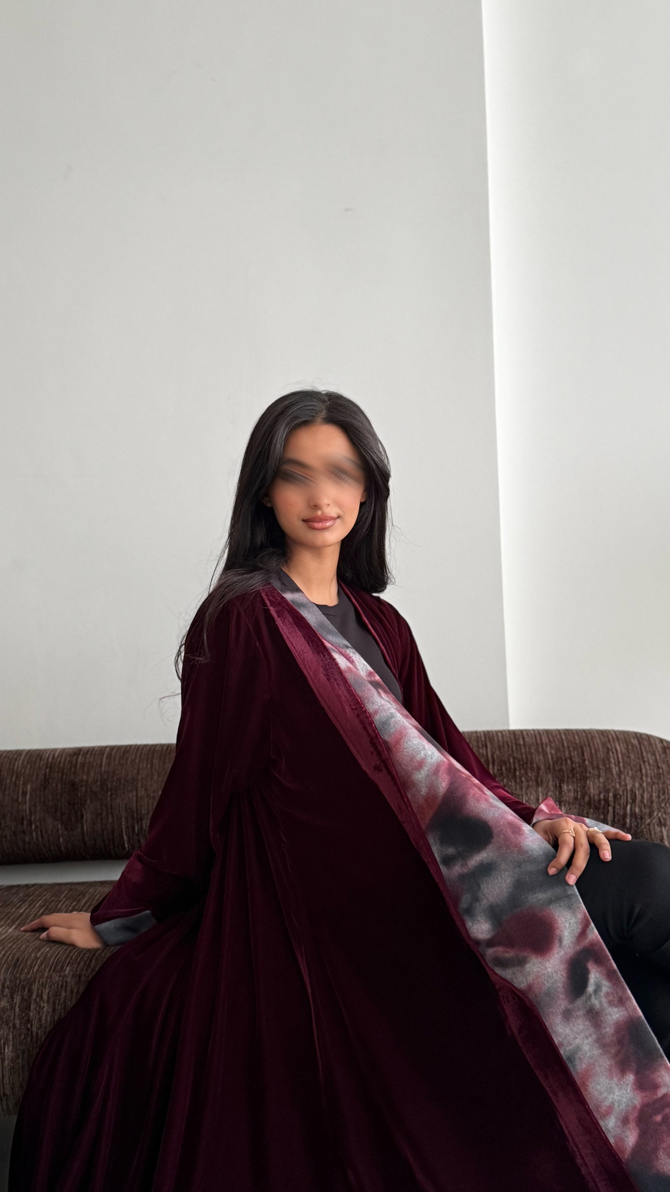 MW1846 - عباية مخمل فاخرة بتصميم قطعتين من الصوف الطباعة تمنحك اطلالة راقية وعصرية - Aya