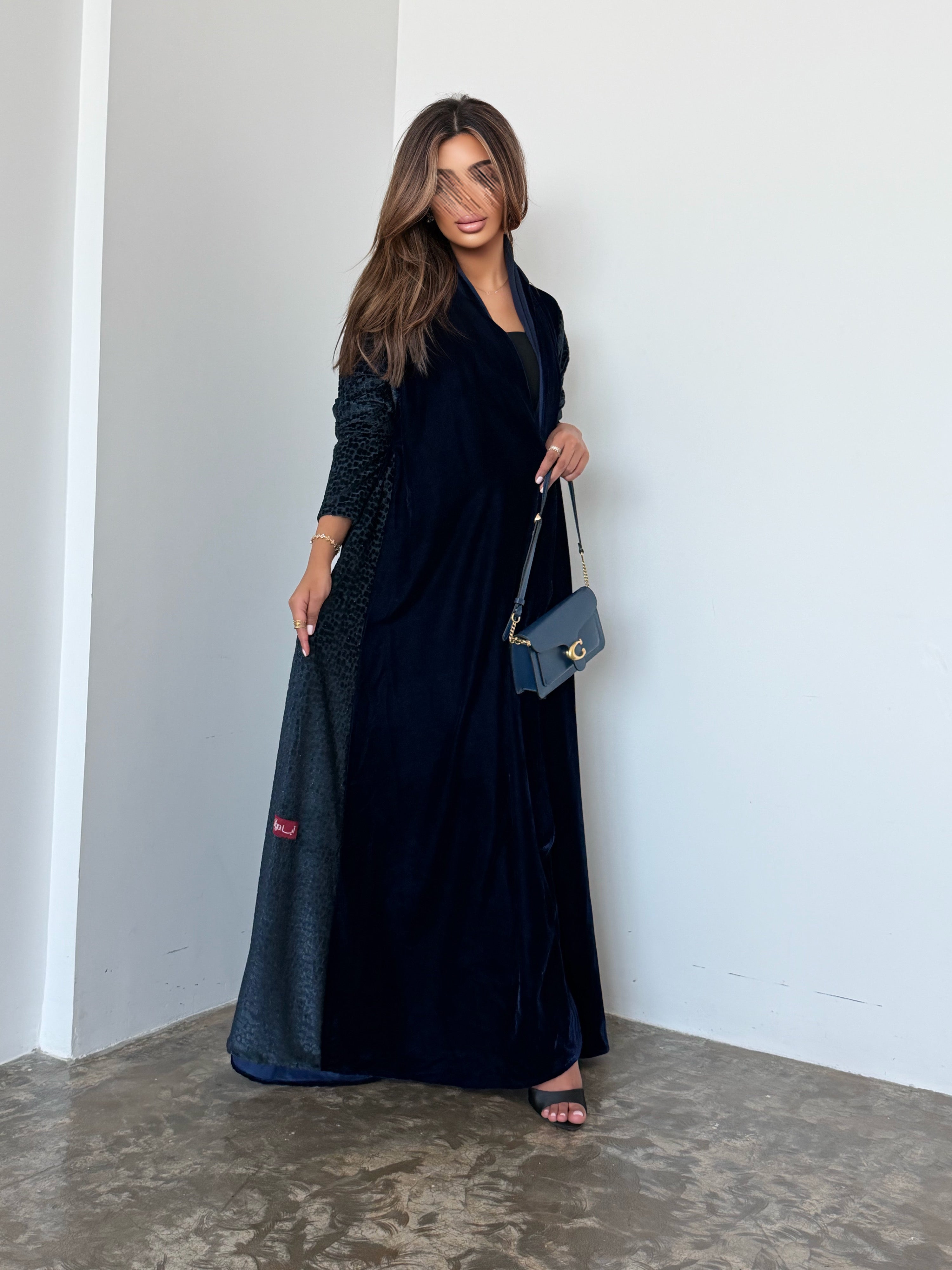 MWT954 - عباية مخمل مع تدخيلة لمعه بالاكمام والجوانب