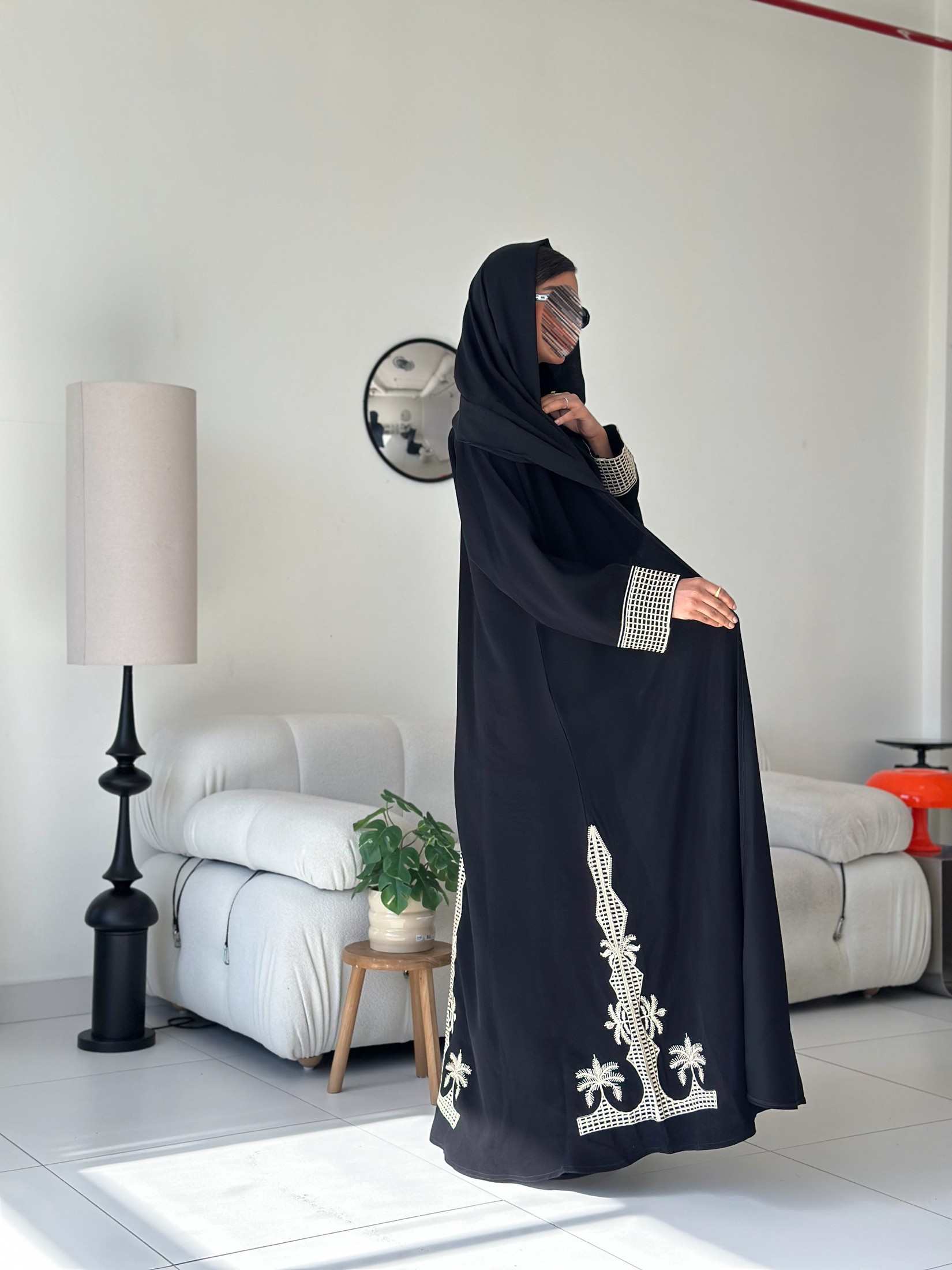 MW1803 - عباية سوداء كريب مع اضافة تطريزبالاسفل والاكمام - Aya