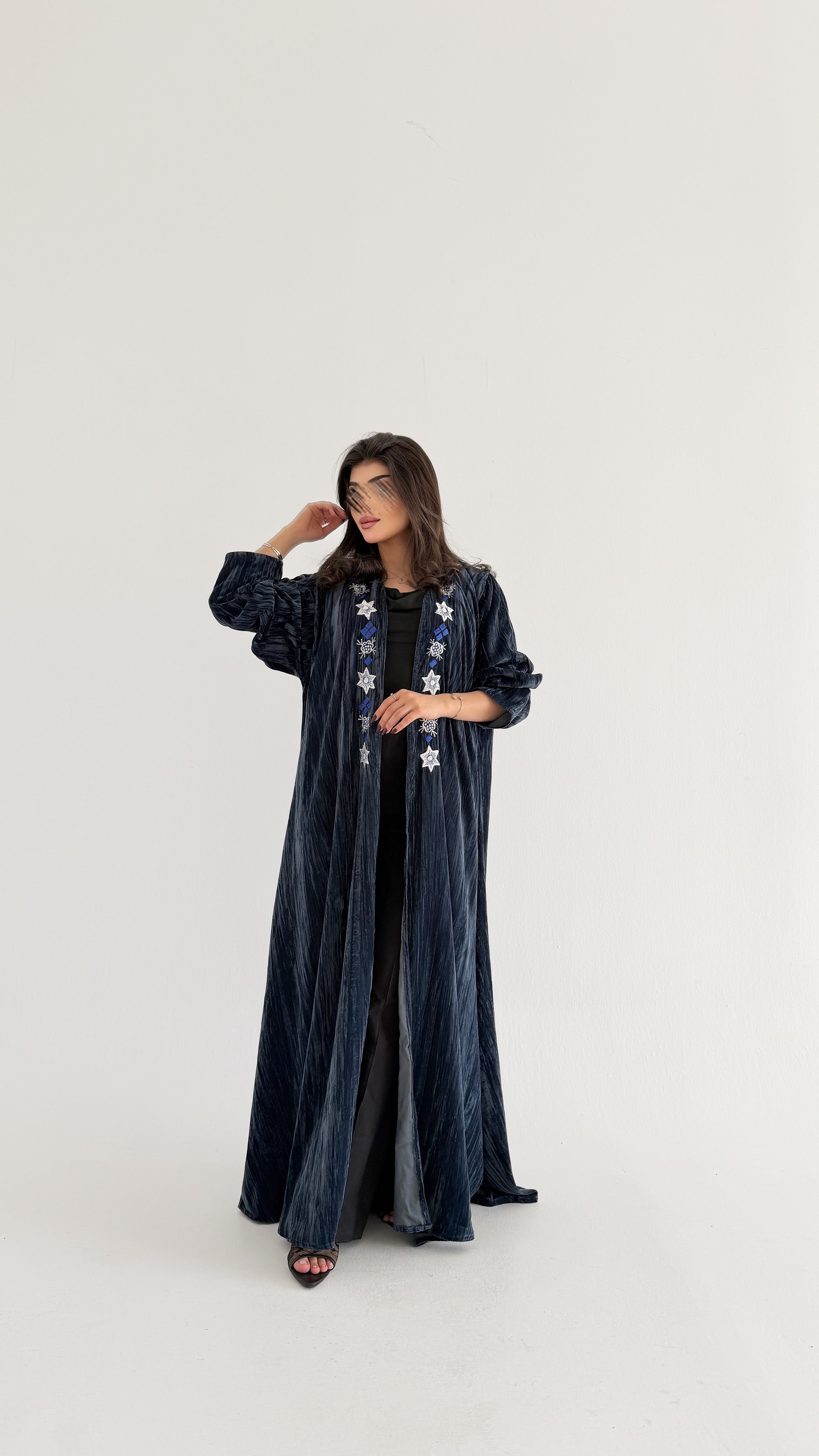 MWT674 - عباية مخمل مع تطريز من الامام - Aya