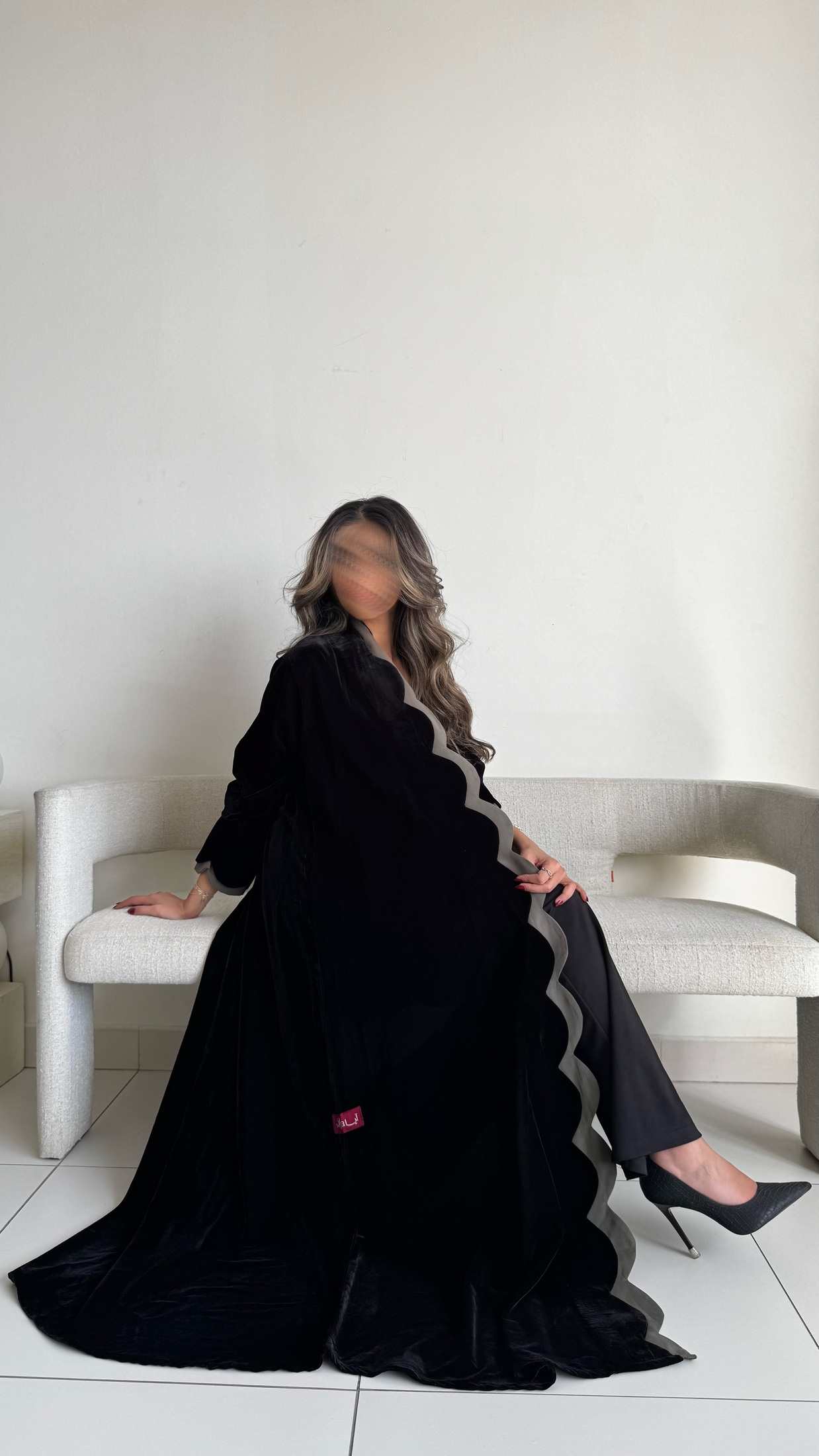 MWT539 - عباية مخمل أسود مع زيتي فاتح - Aya