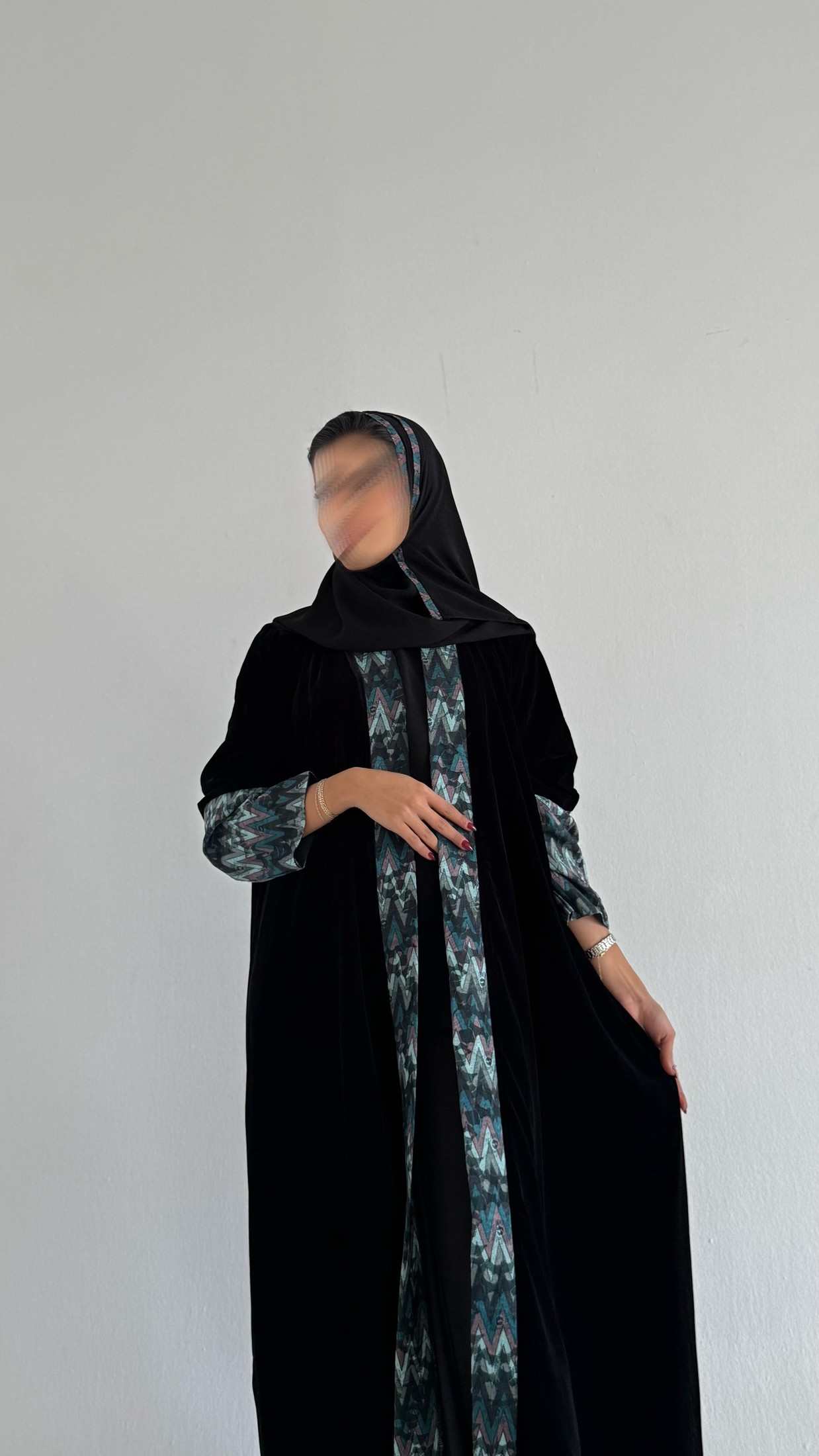 MWT561 - عباية مخمل مع تدخيلة الوان - Aya