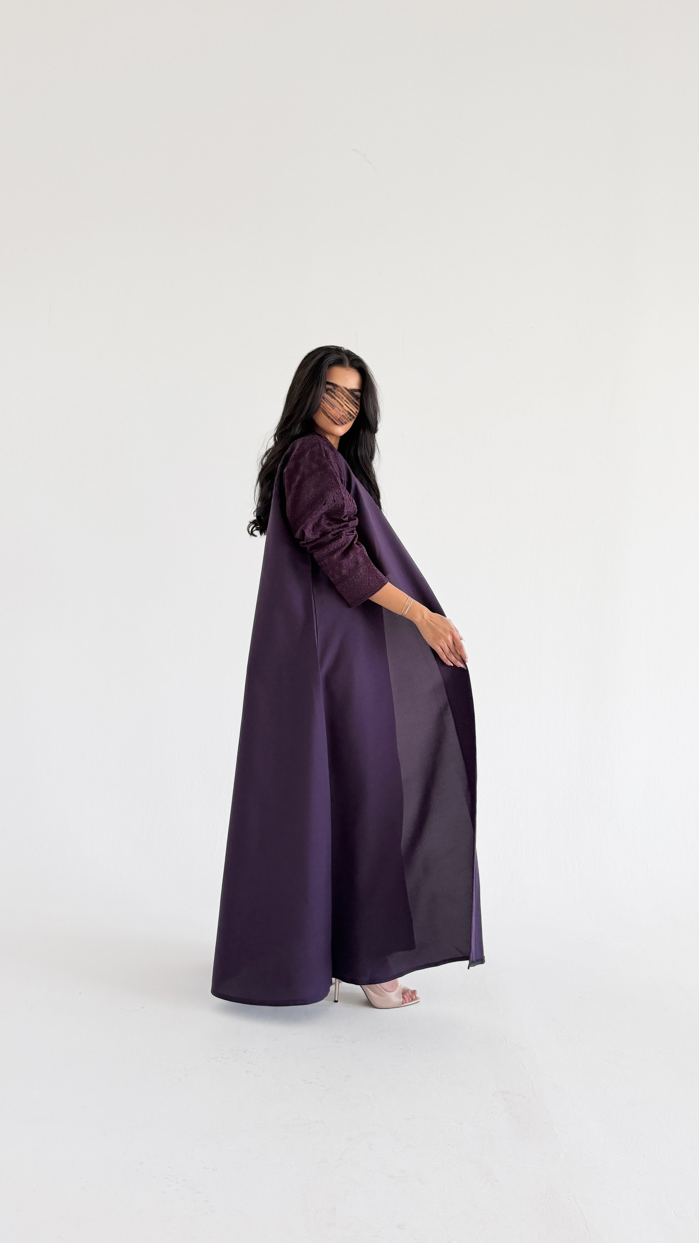 MWT1113 - عباية لنن مع تدخيلة ركامة بالاكمام - Aya