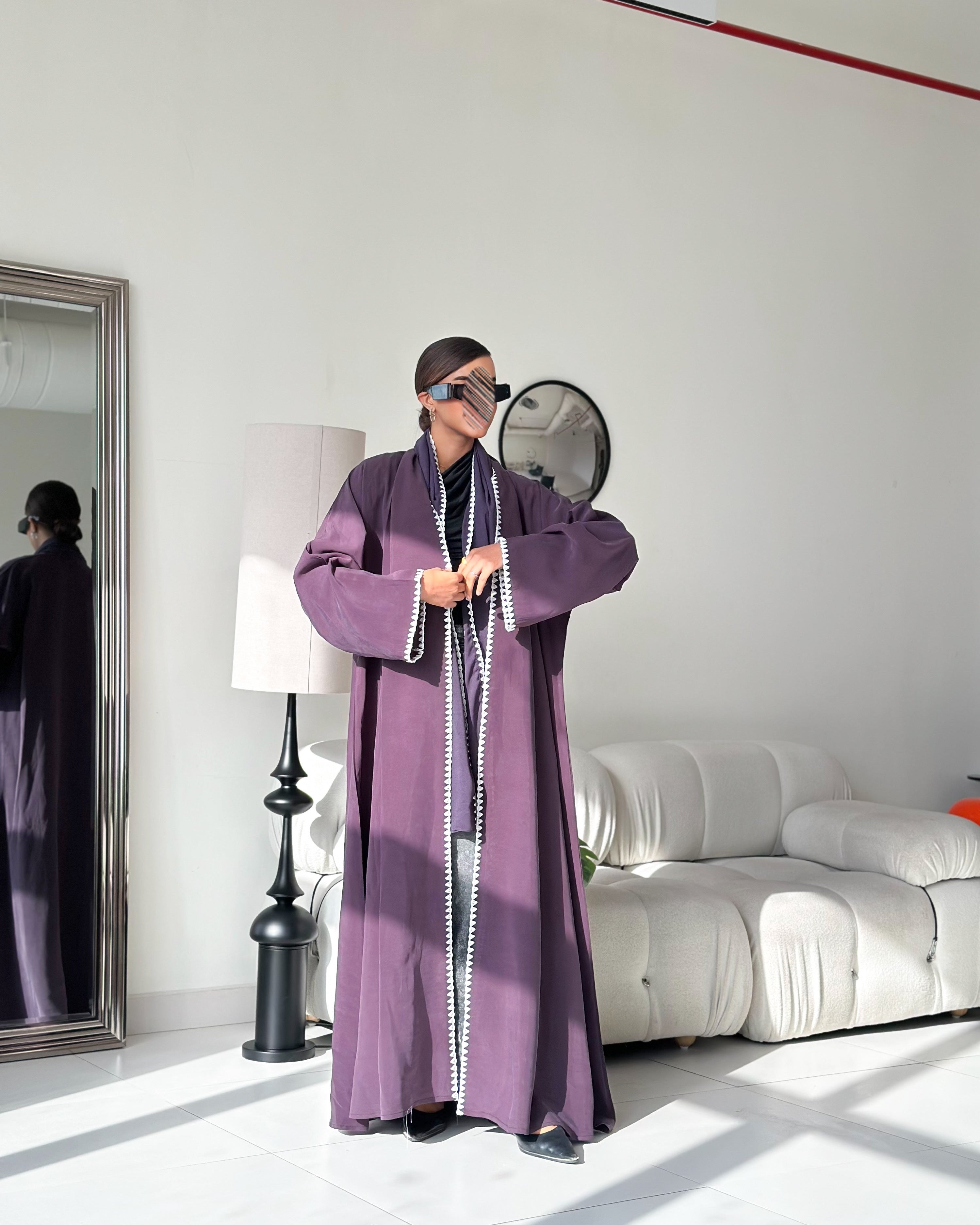 MW1390 - عباية حرير ياباني بتطريز أبيض في الأطراف - Aya