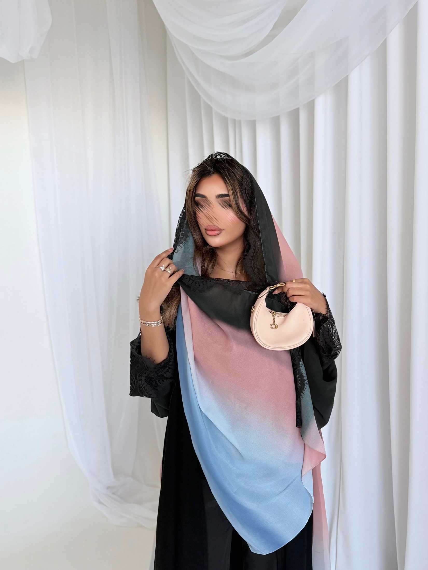 MWT5156 - عبايه شيفون طباعة مع سيراميك اسود من الأمام و دانتيل أكمام و طرحة - Aya