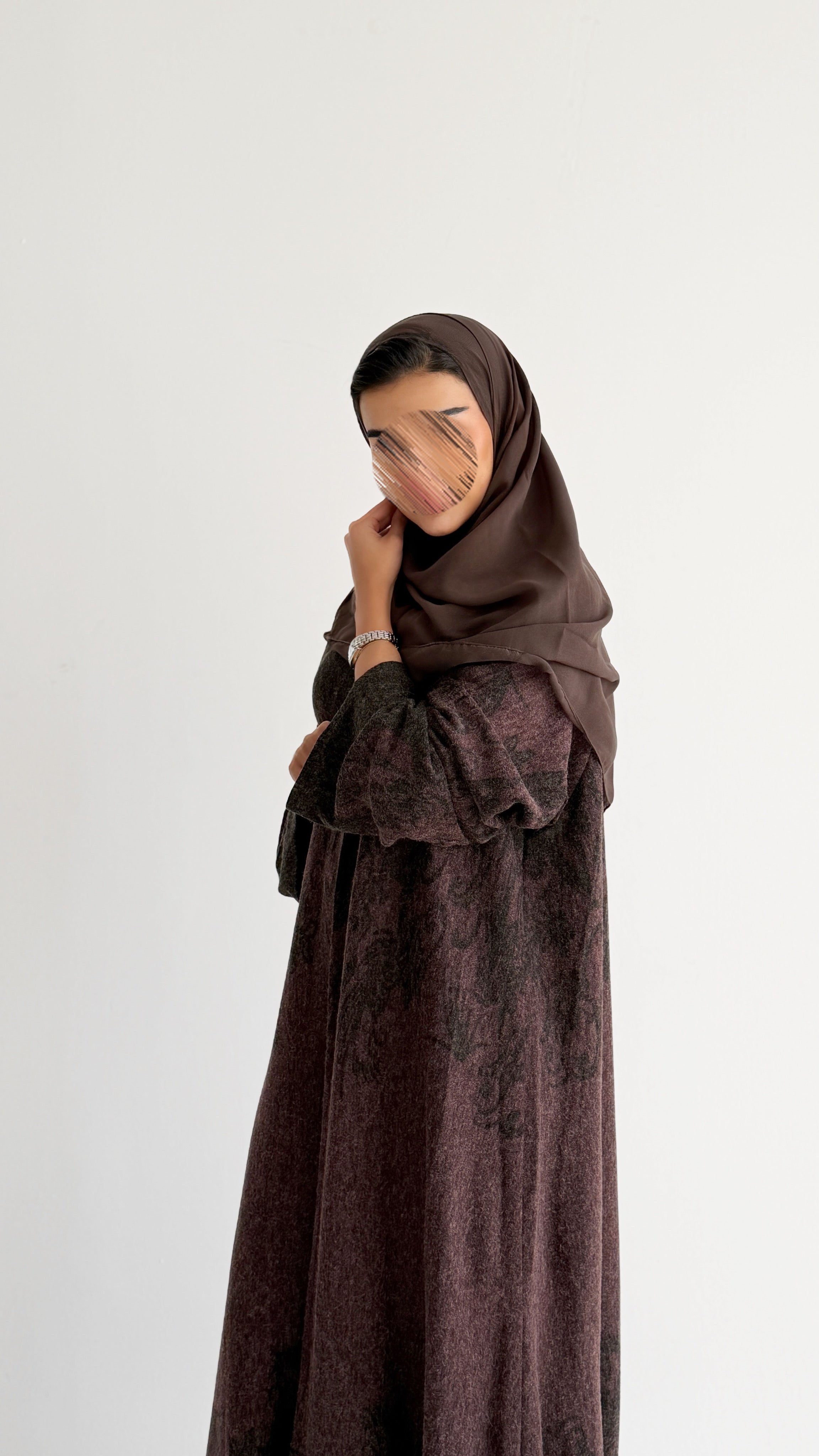 MW1855 - عباية مخمل كاملة طباعة برسمات راقية ودافئي - Aya