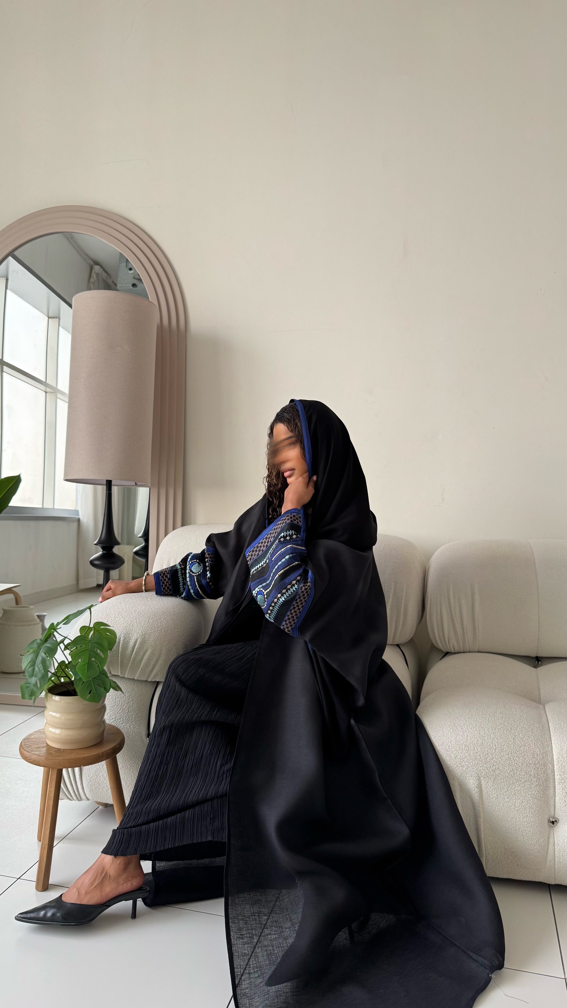 MW1611 - عباية لنن اسود مع تطريز بالأكمام - Aya