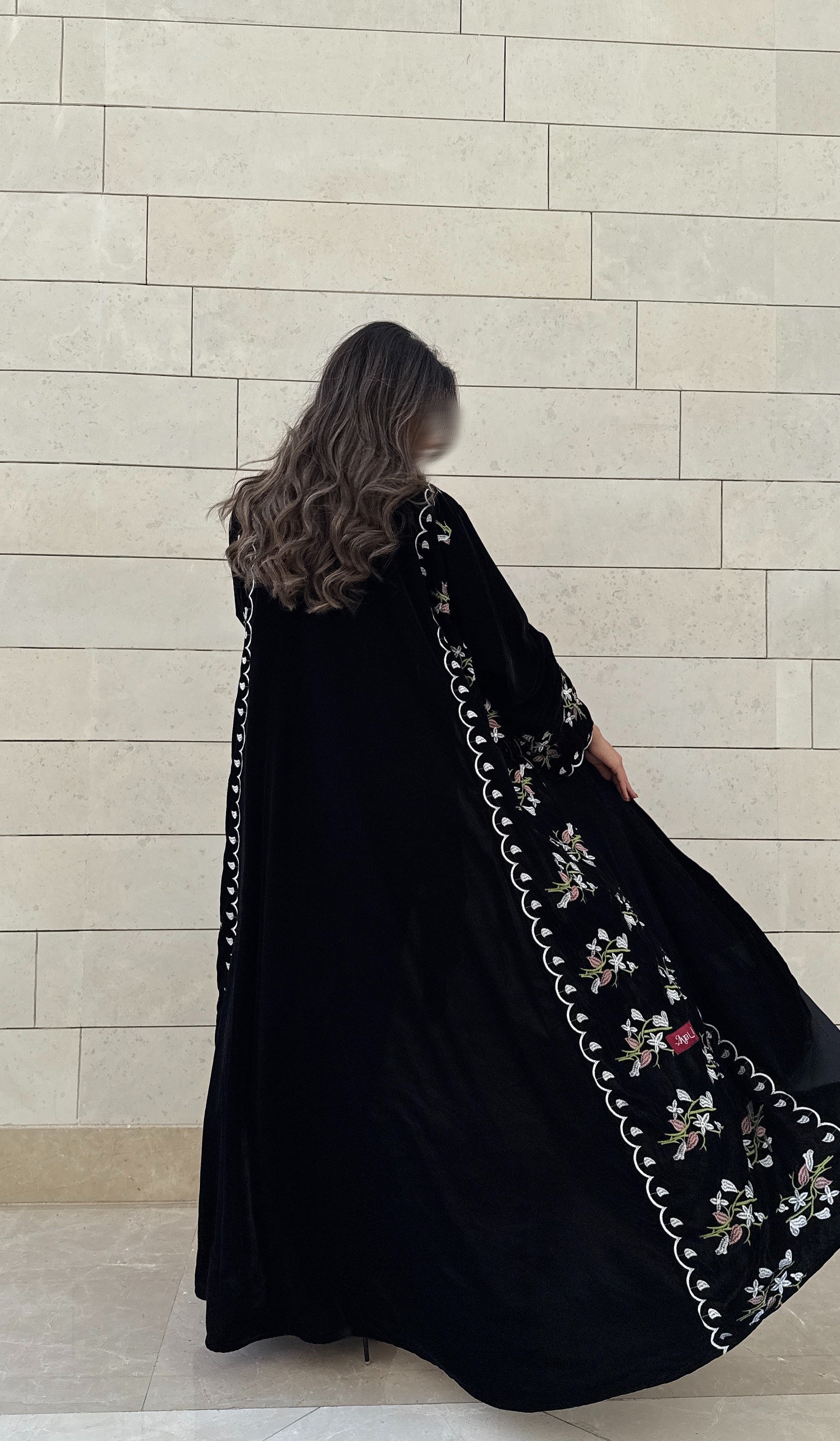 MWT566 - عباية مخمل سوداء بتطريز ورد على الجوانب - Aya