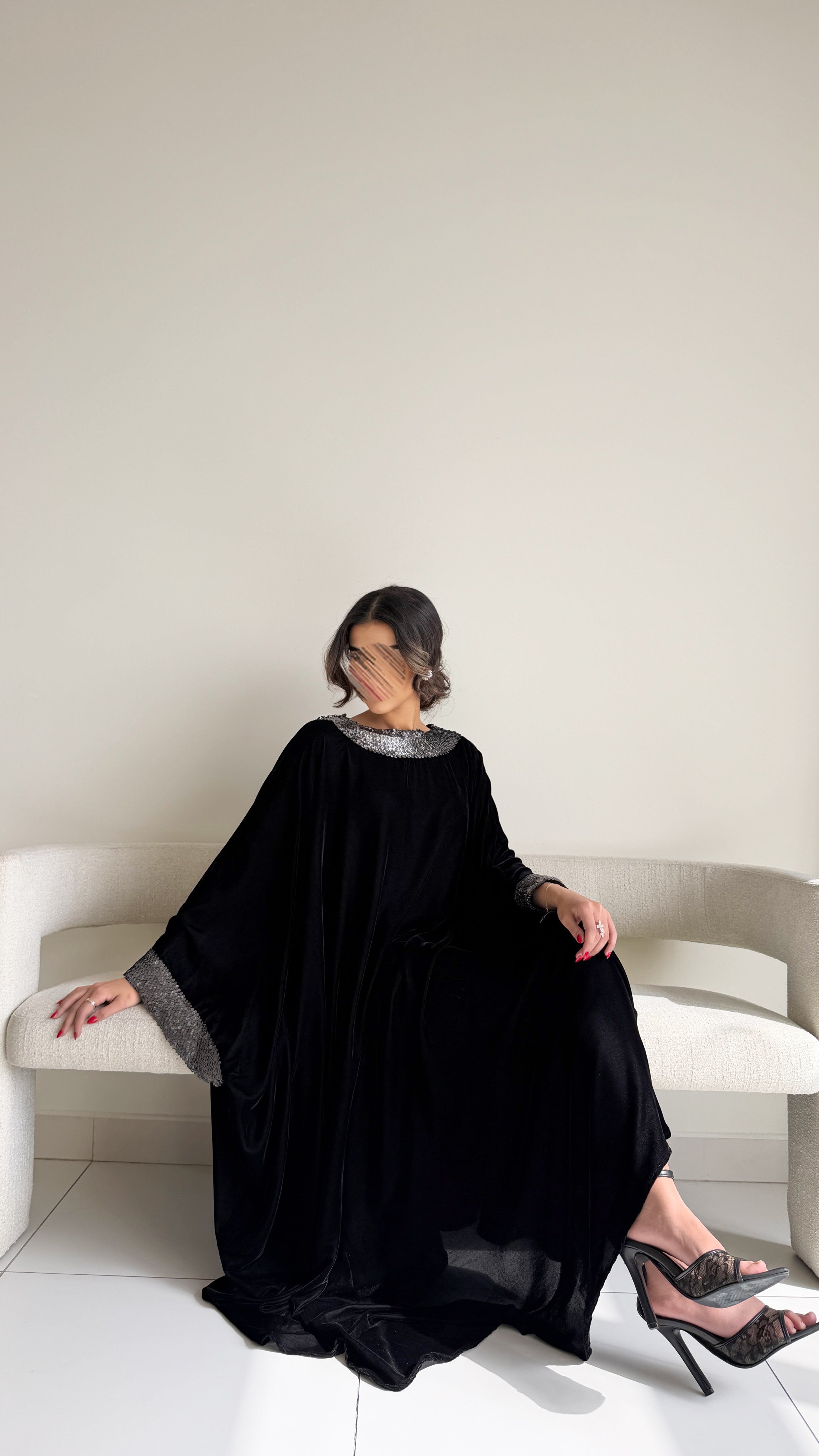 MWJ002 - جلابية مخمل أسود بتفاصيل كلفة فاخرة على الياقة والأكمام - Aya