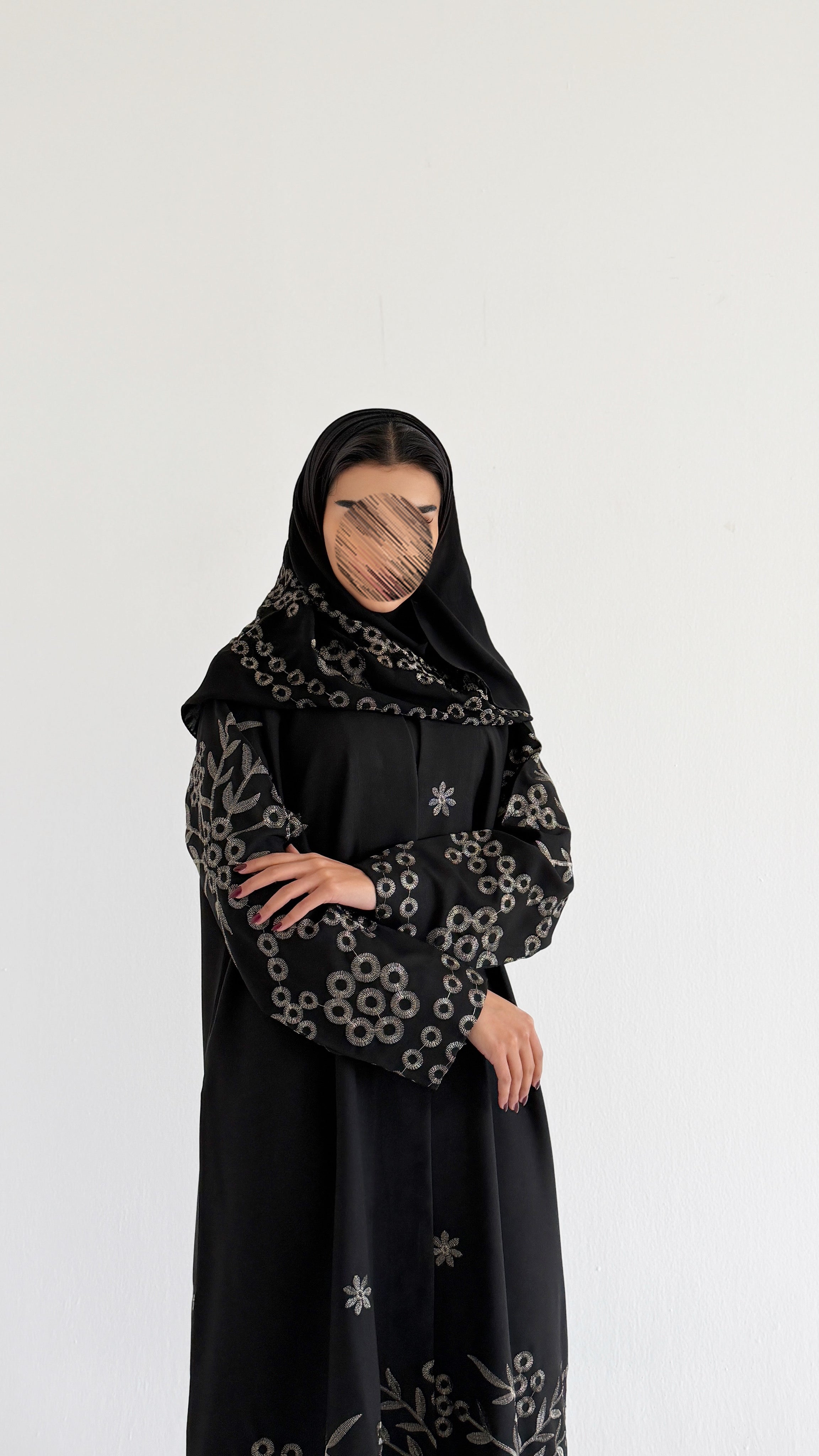 MWT1091 - عباية اسود بتطريز وردات - Aya