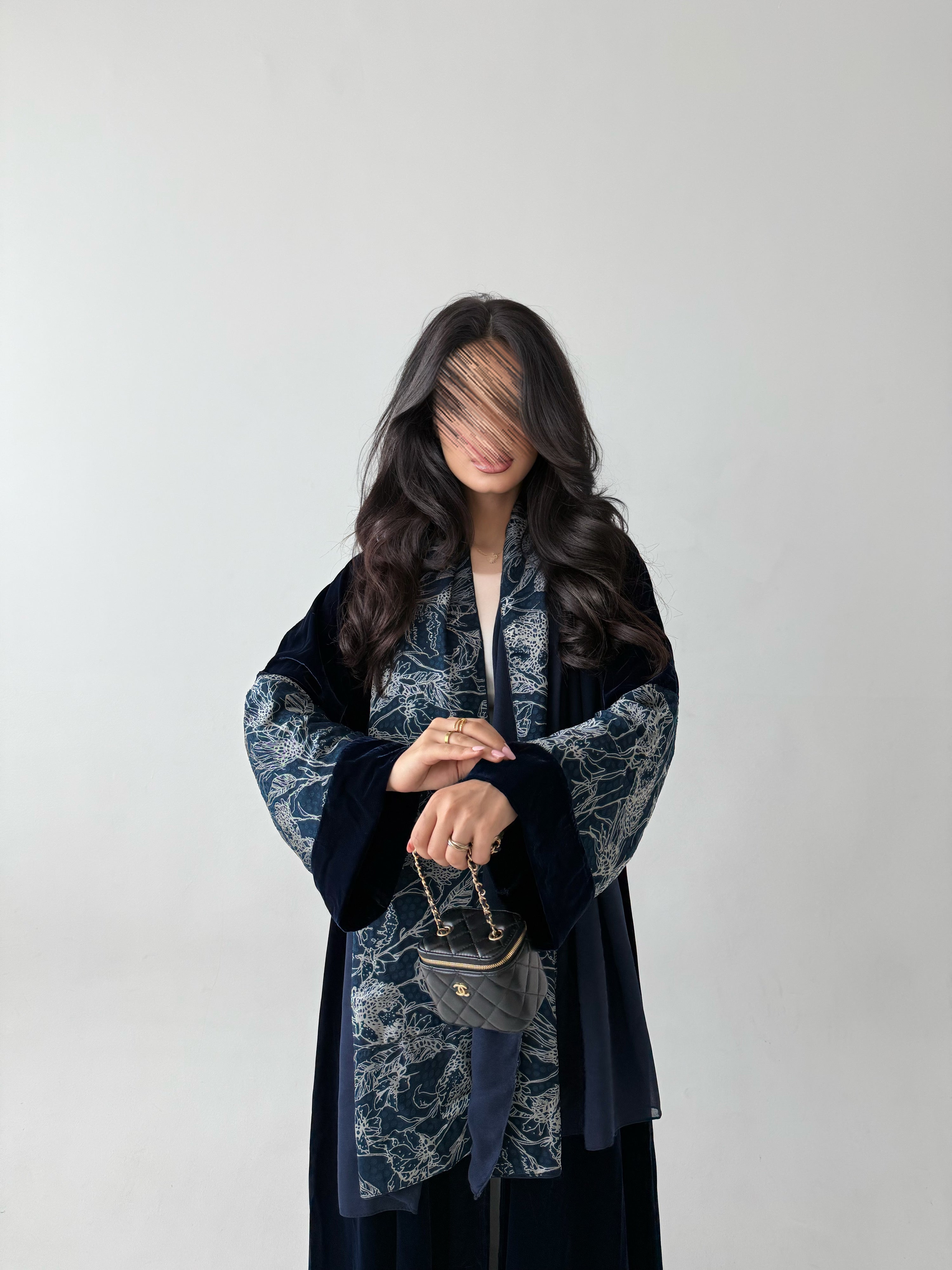 MWT810 - عباية مخمل مع تدخيلة مشجر