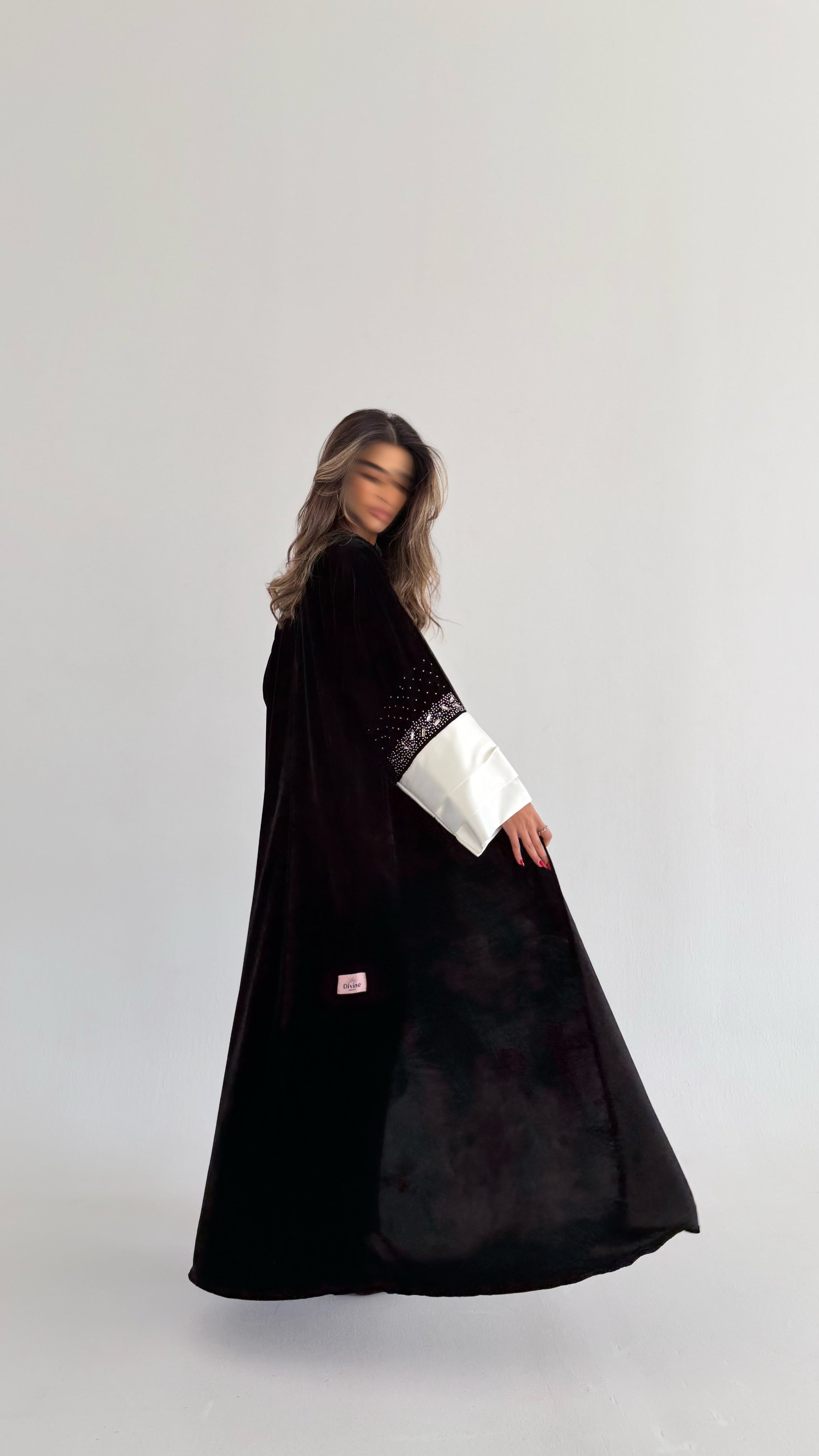 MWT669 - عباية مخمل اسود مع تدخيلة ابيض