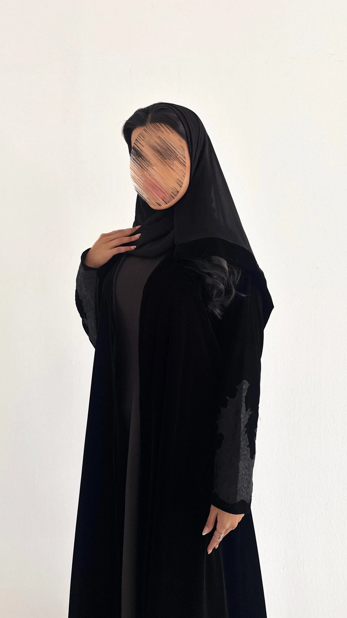 MW536 - عباية مخمل اسود مزينة بدانتيل بالكم وطرف العباية - Aya