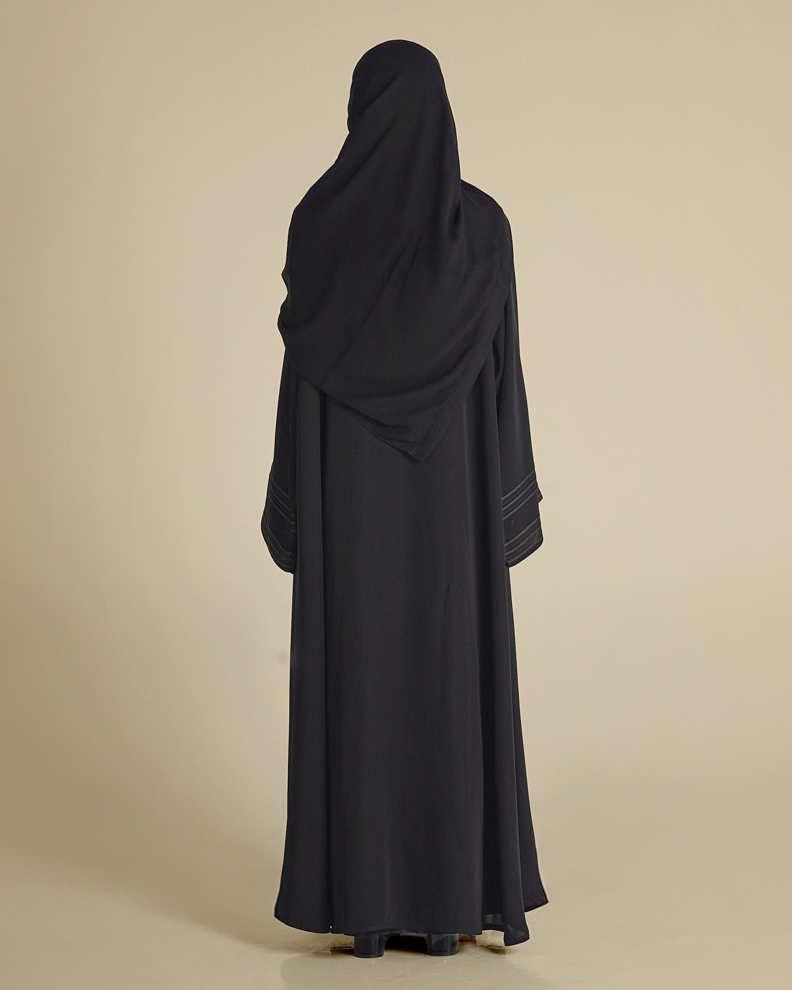 MW1274 - عباية سوداء فاحمة مع تطريز خطوط في الأمام و الكم - Aya