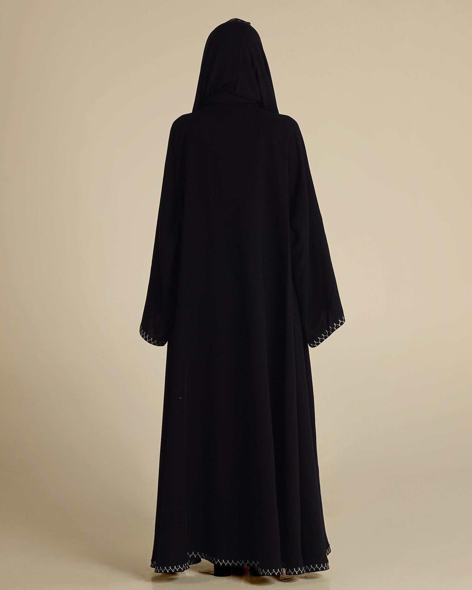 MW1267 - عباية سوداء دبل كلوش بتطريز ابيض في اطراف العباية والطرحة - Aya