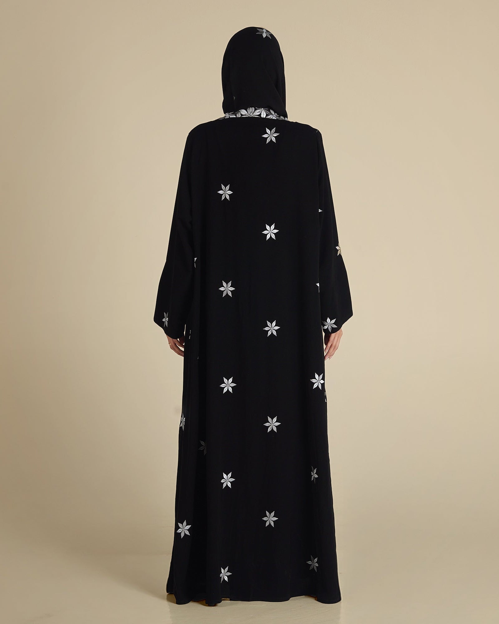 MW1268 - عباية سوداء بتطريز ورود أبيض في العباية والطرحة - Aya
