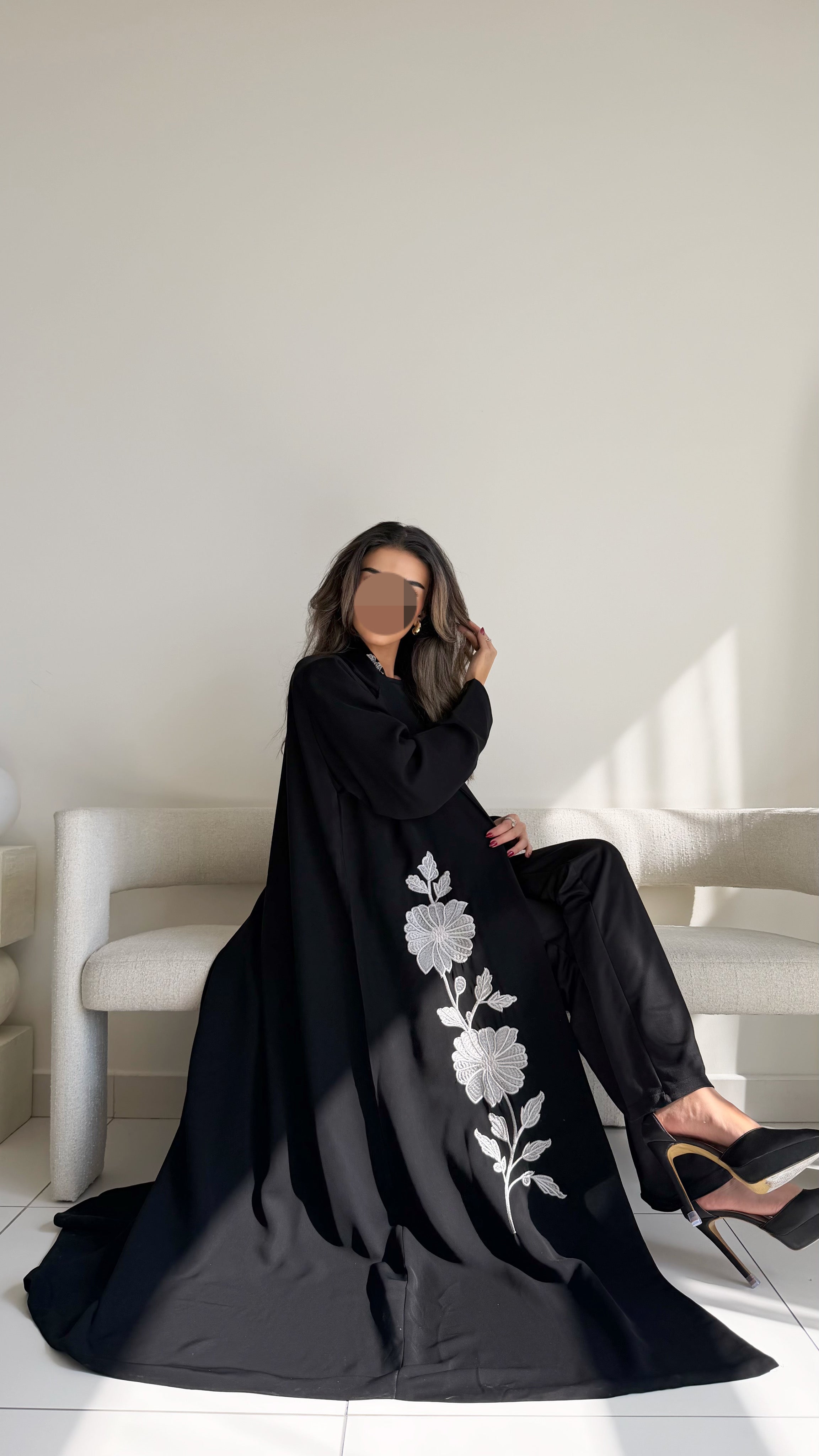 MW2000 -عباية بليزر بتطريز ابيض