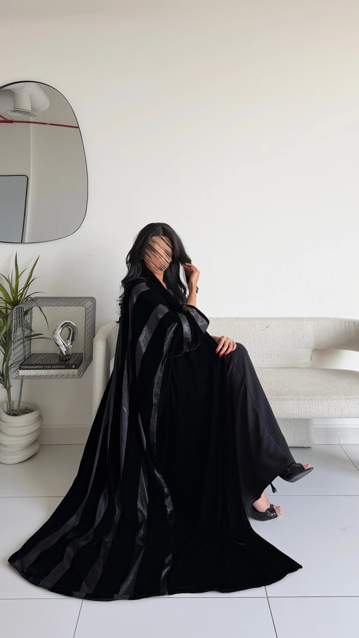 MWT1296 - عباية مخمل أسود مع تدخيله مخمل مخطط فضي - Aya