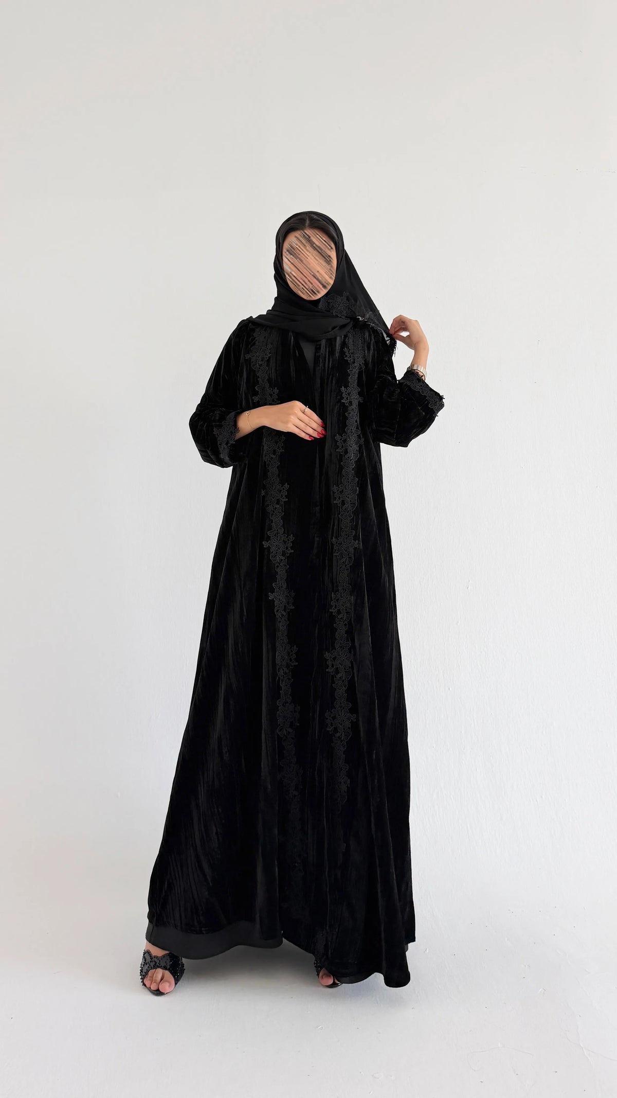 MWT1297 - عباية مخمل مع دانتيل أسود - Aya