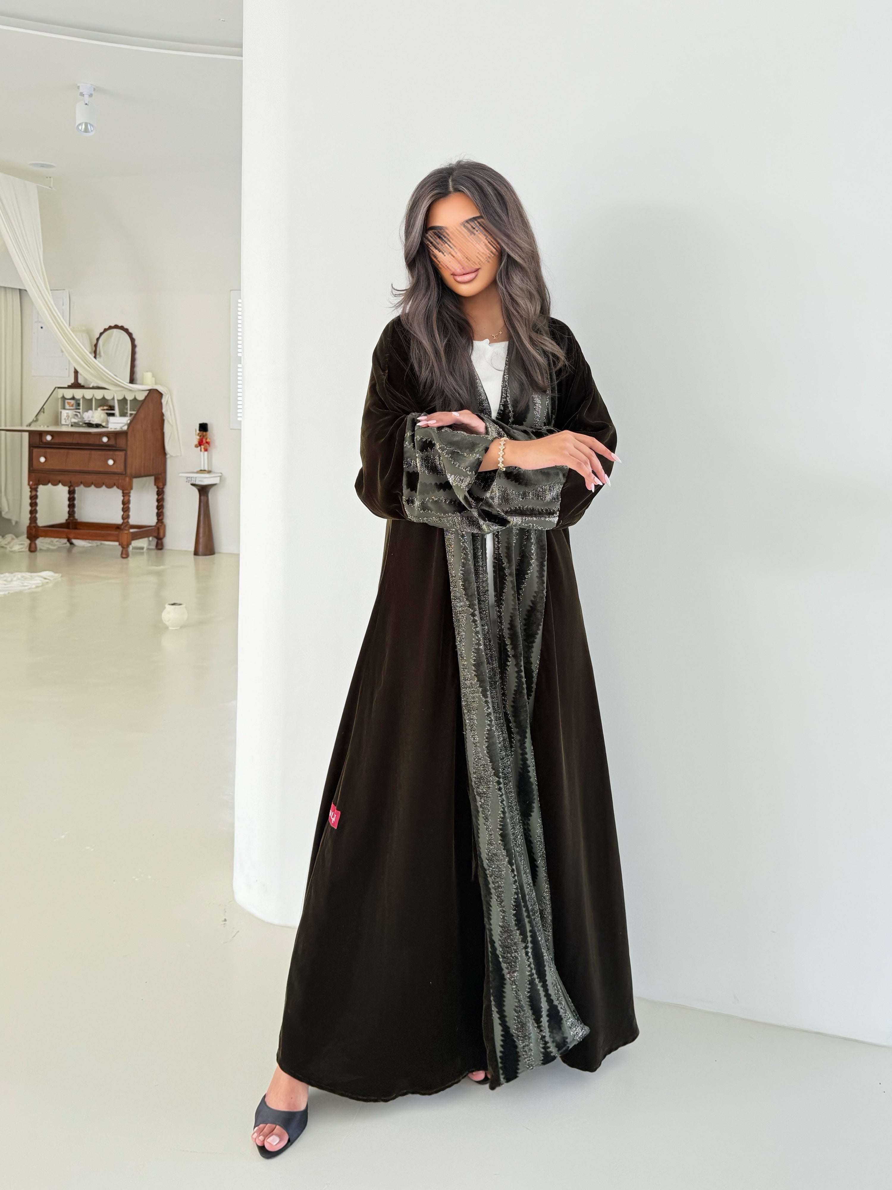 MW645 - Light Crepe Standing with Jacquard Half-Cloche