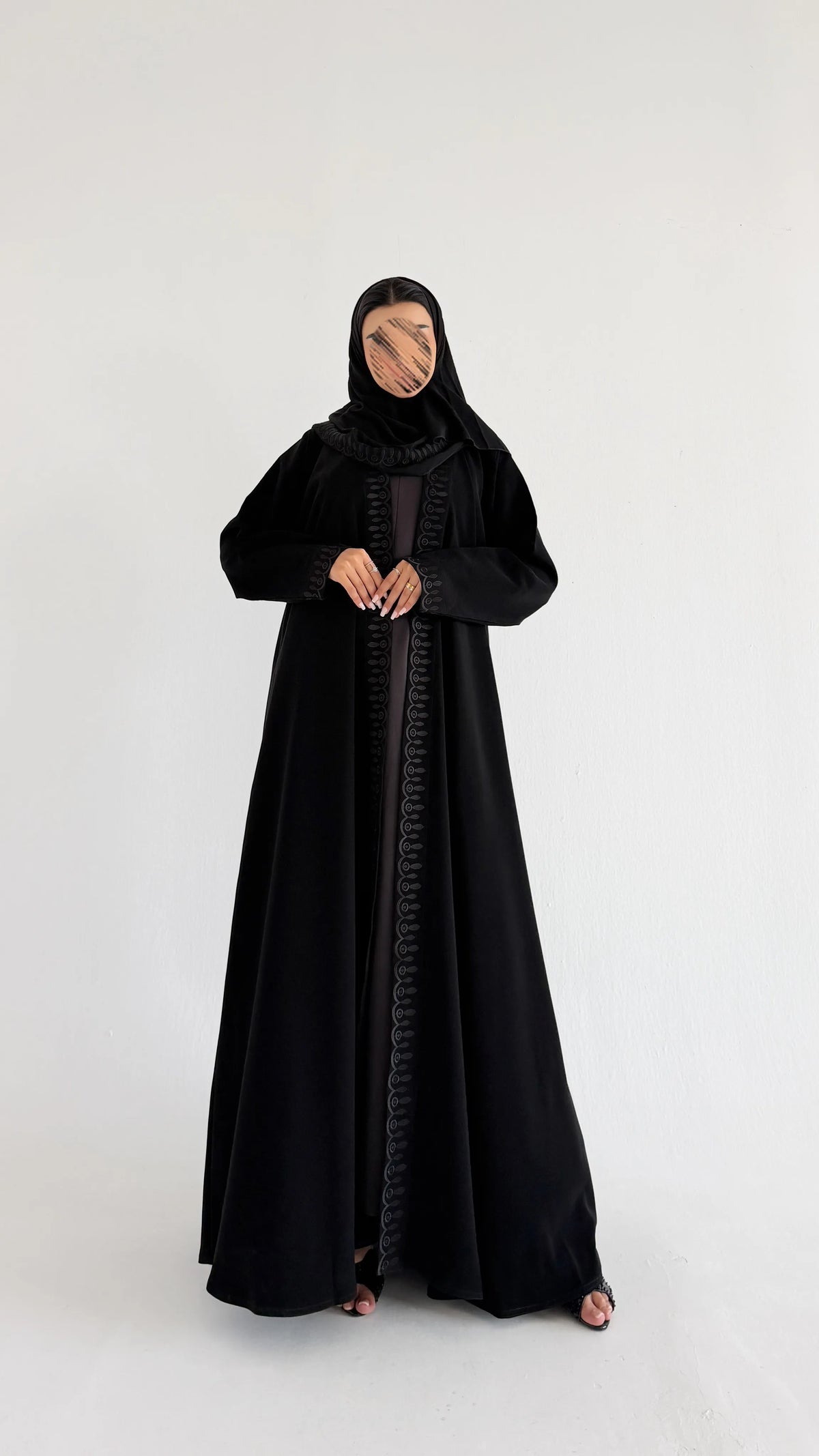 MW427 - عباية سوداء مطرزة