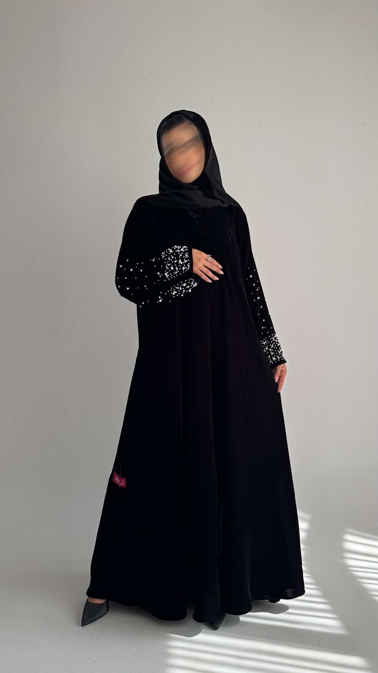 MWT698 - عباية مخمل مع لؤلؤ بالاكمام - Aya