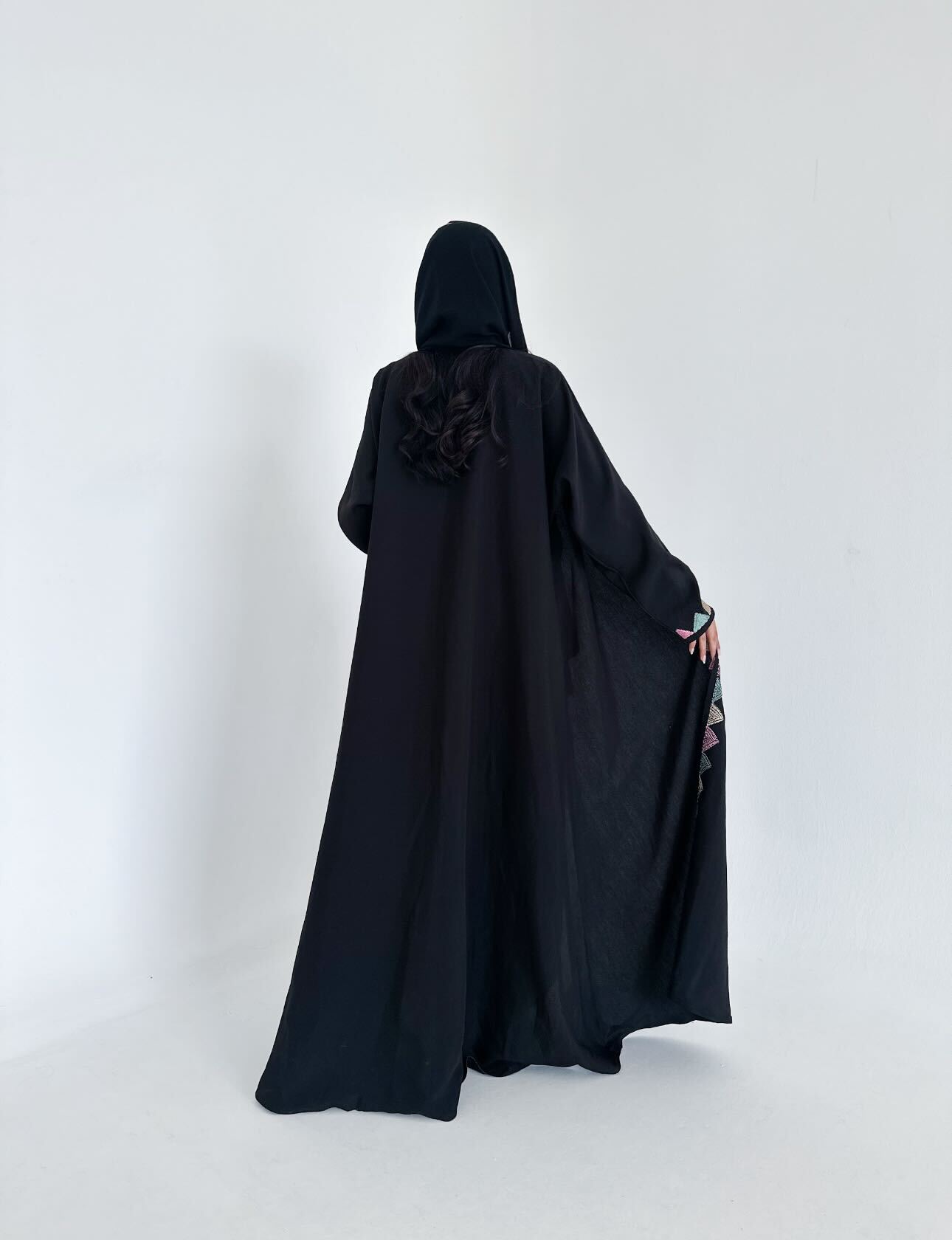 MWT76 - عباية حرير مغسول مطرز وردي وسماوي - Aya