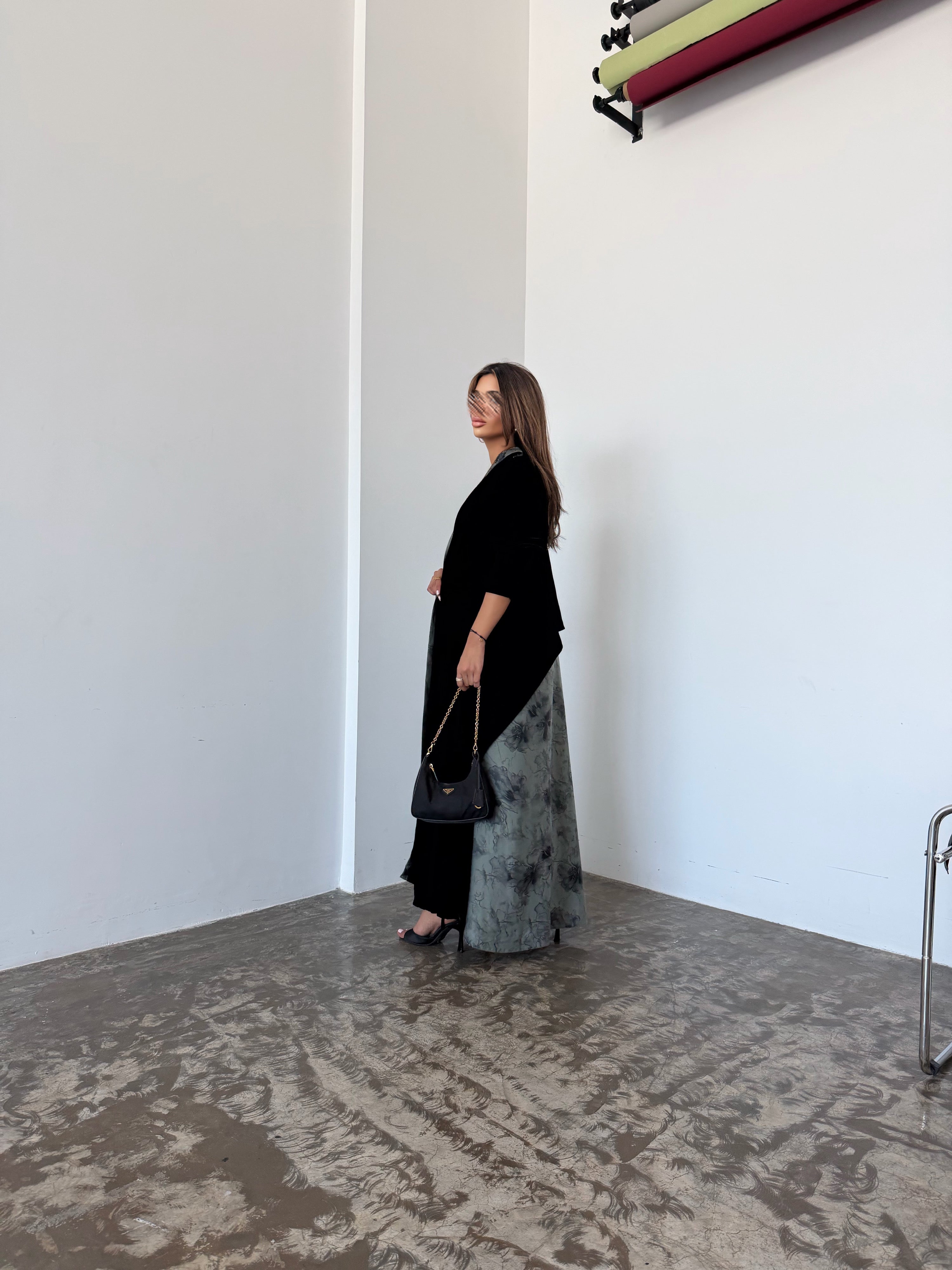 MWT959 - عباية مخمل بقصة مثلث مع اضافة حرير زيتي من الخلف