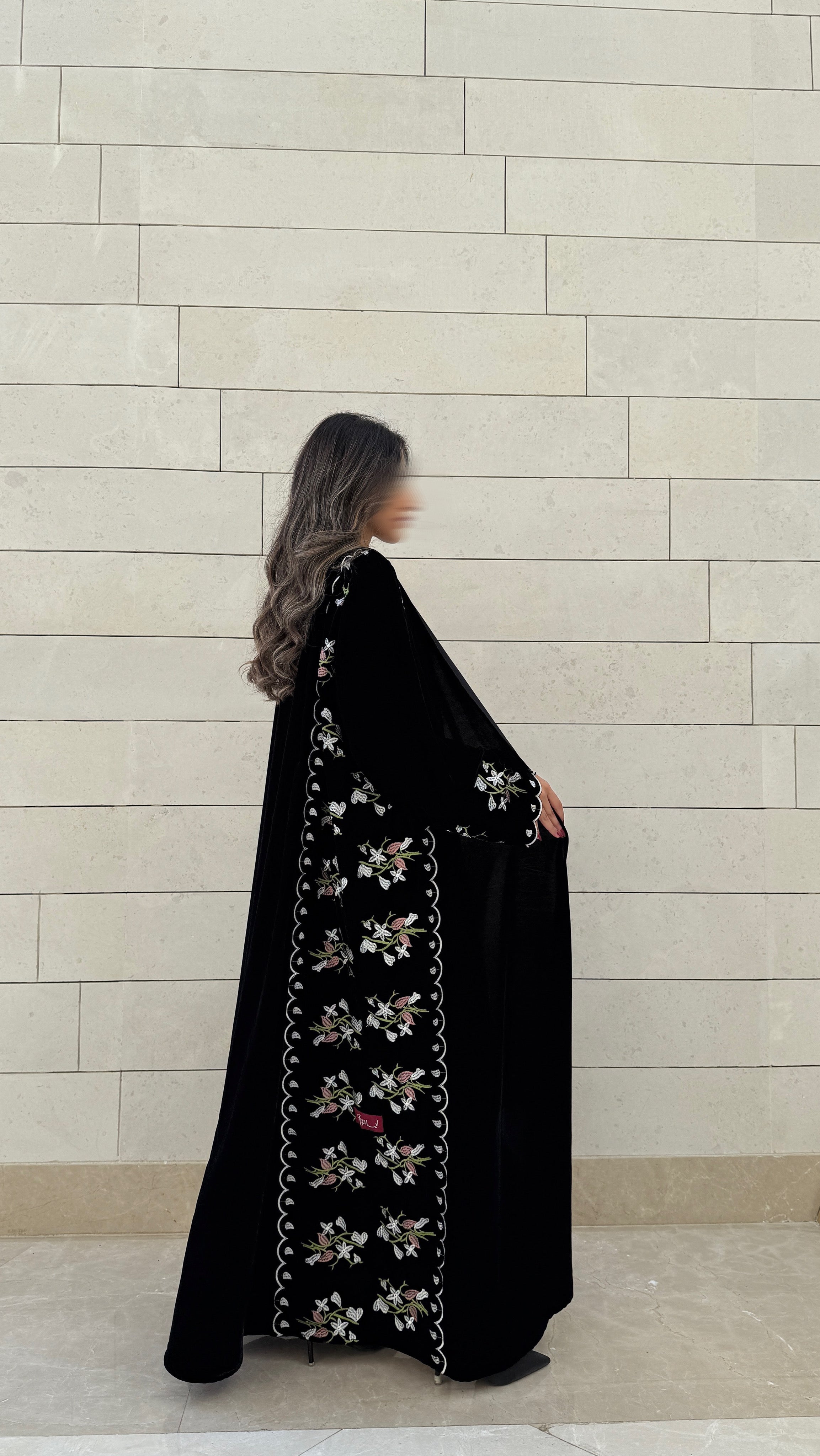 MWT566 - عباية مخمل سوداء بتطريز ورد على الجوانب - Aya